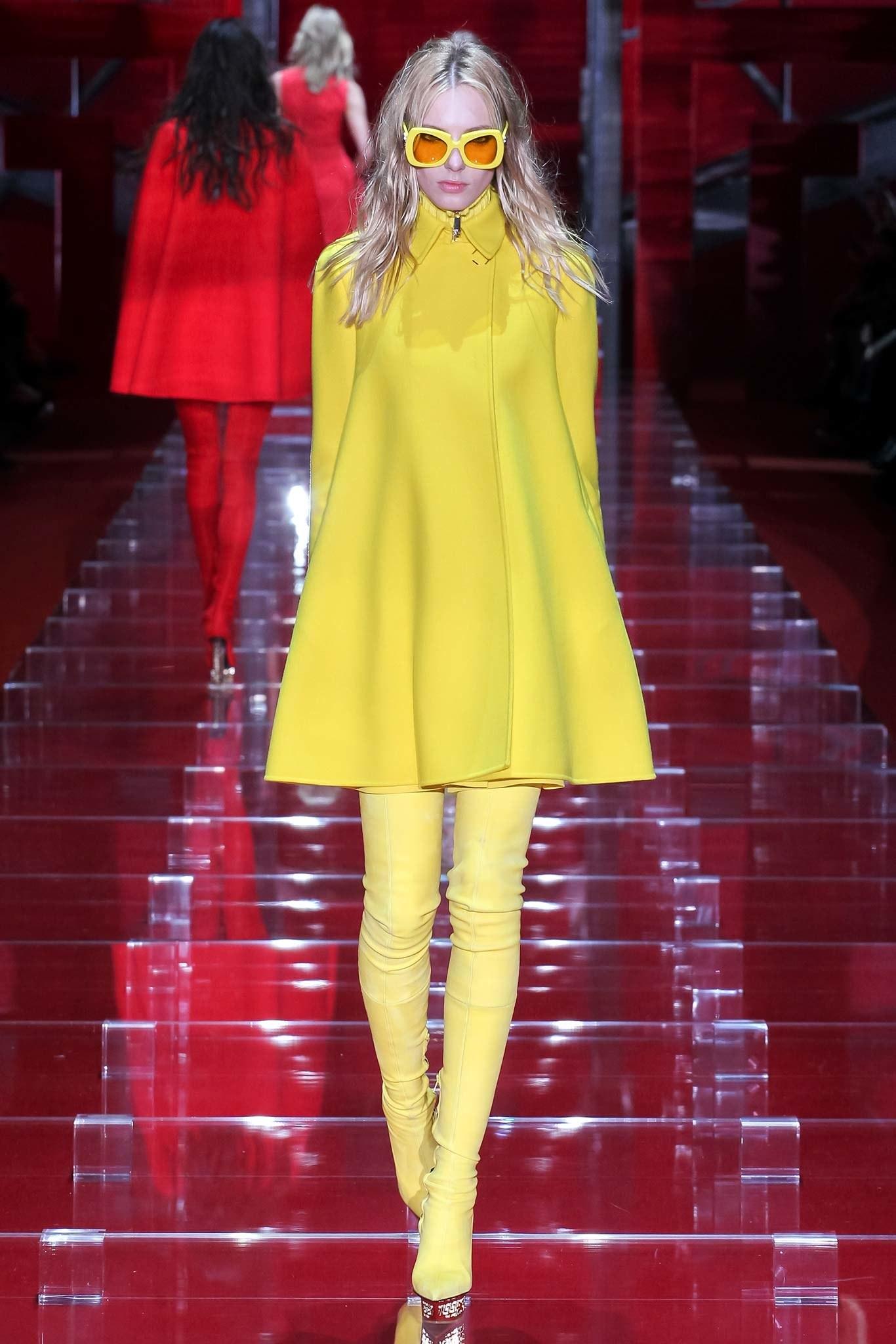 F/W 2015 Look #10 Versace Gelbes ärmelloses Kleid mit plissiertem Rock im Angebot 2