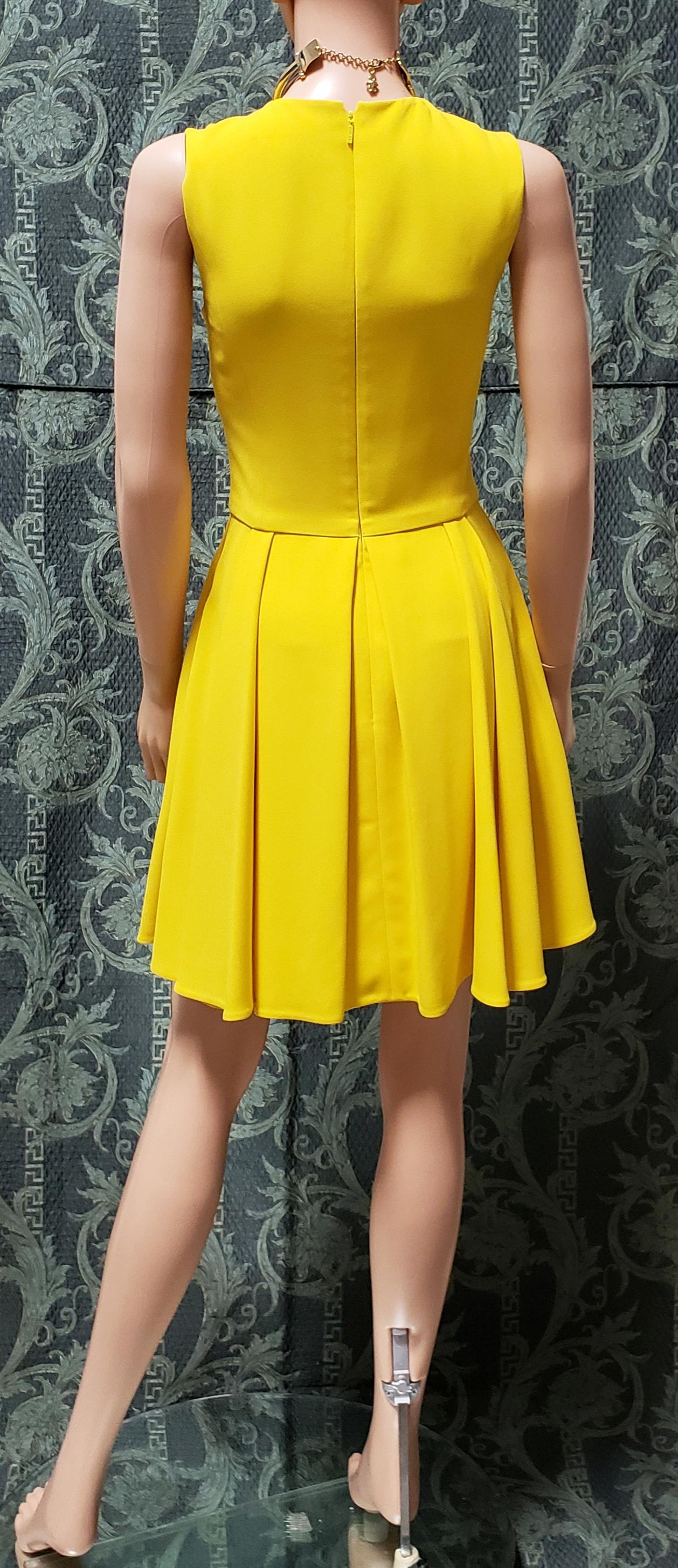 F/W 2015 Look #10 Versace Gelbes ärmelloses Kleid mit plissiertem Rock im Angebot 4