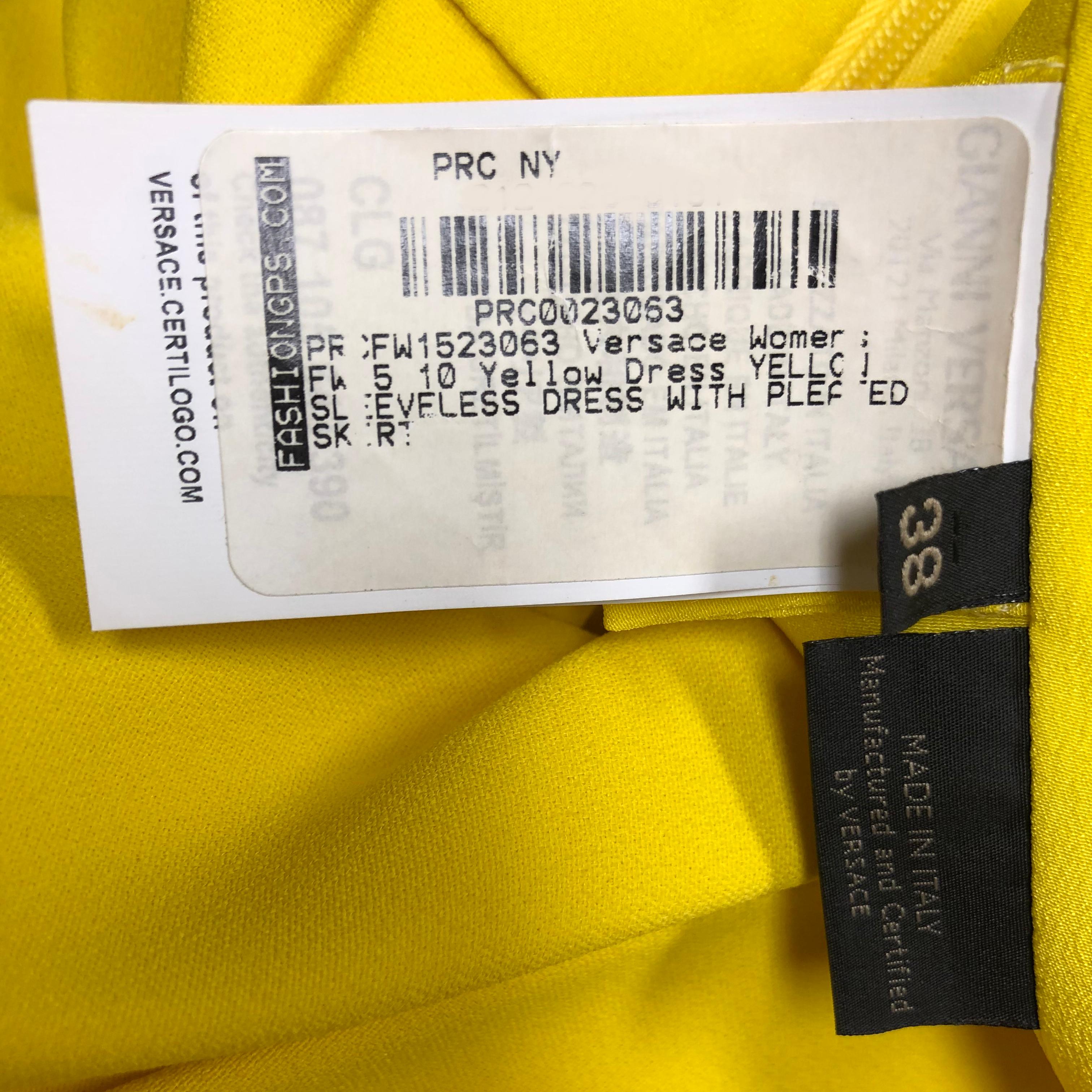 F/W 2015 Look #10 Versace Gelbes ärmelloses Kleid mit plissiertem Rock im Angebot 5