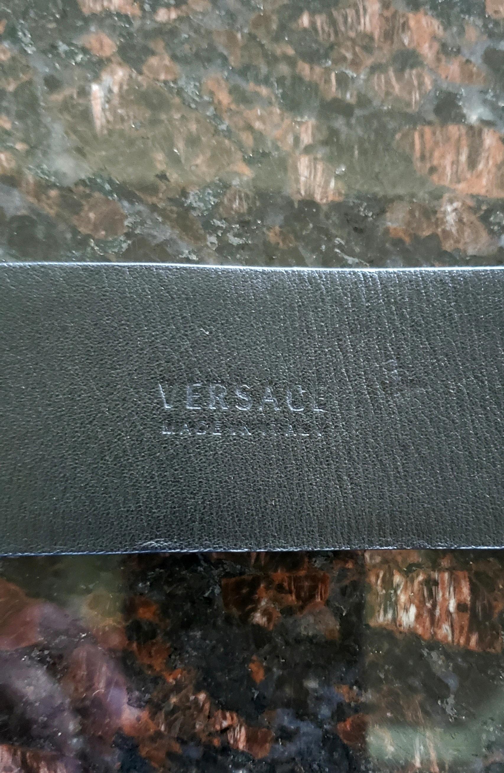 F/W 2015 VERSACE BLACK and RED PATENT LEATHER BELT w/GOLD BUCKLE 70/28 In New Condition For Sale In Montgomery, TX