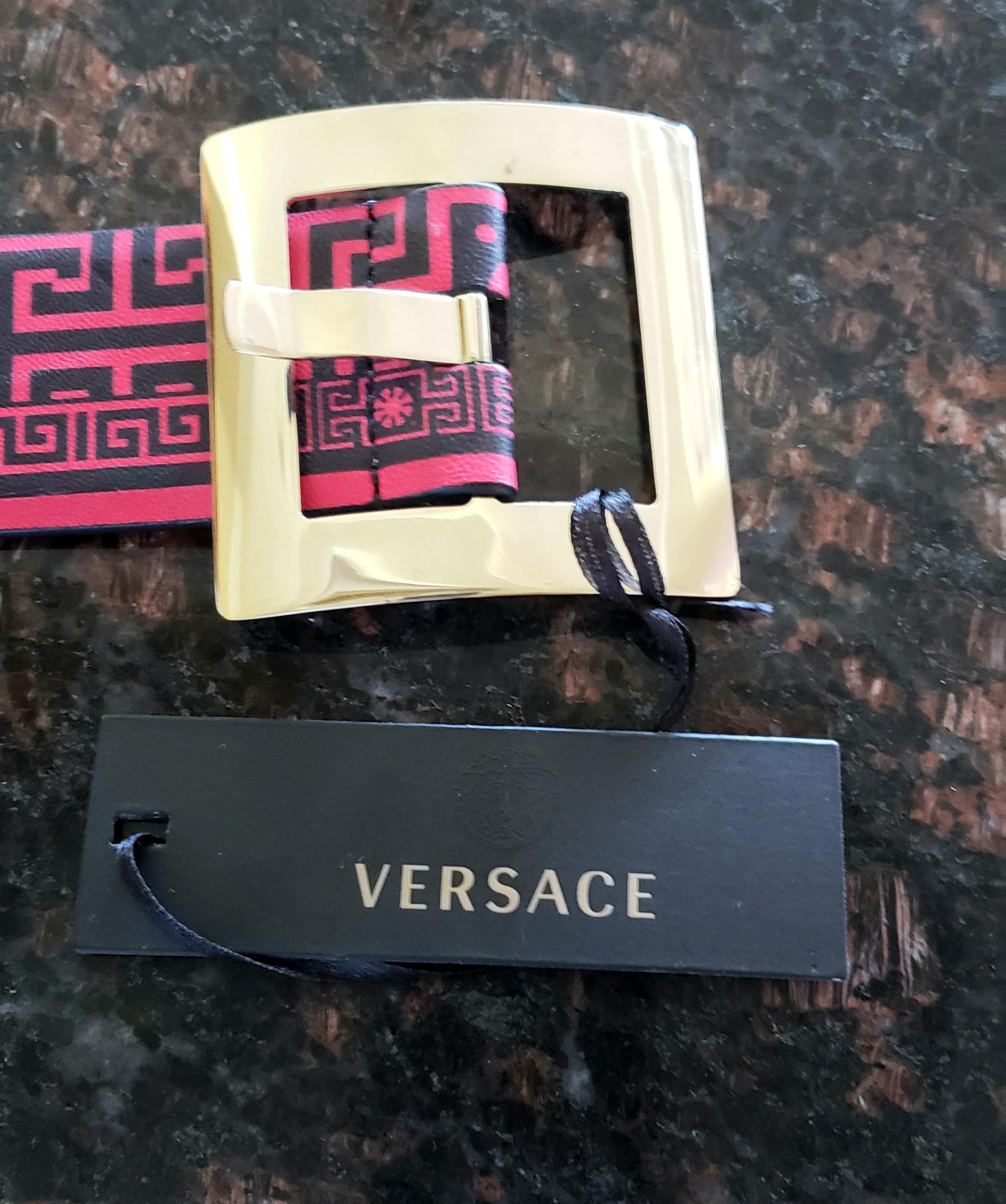 F/W 2015 Versace - Ceinture en cuir verni noir et rouge avec boucle dorée 70/28 Pour femmes en vente