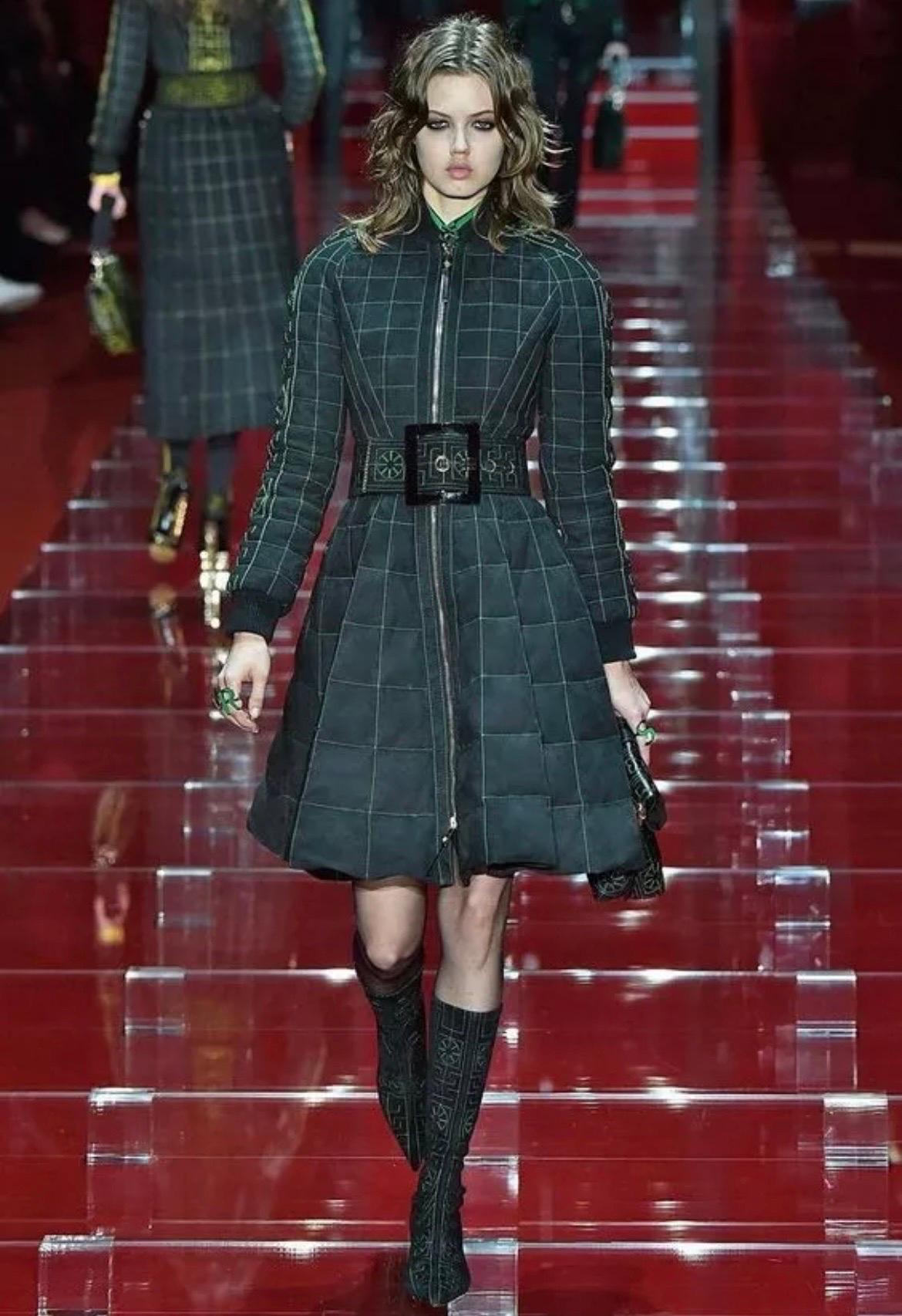VERSACE
Esempio reale di passerella A/I 2015 look #16 
Piumino nero con cuciture a contrasto.
Lungo  maniche e chiusura con zip nascosta.
Contenuto: 100% pelle scamosciata, fodera: 100% poliestere: 90% piumino, 10% piuma d'oca
Interno 2: 100%
