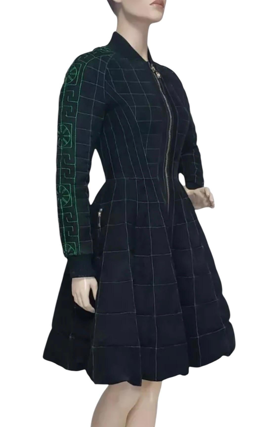 Nero Look A/I 2015 #16 Nuovo piumino nero Versace in vendita