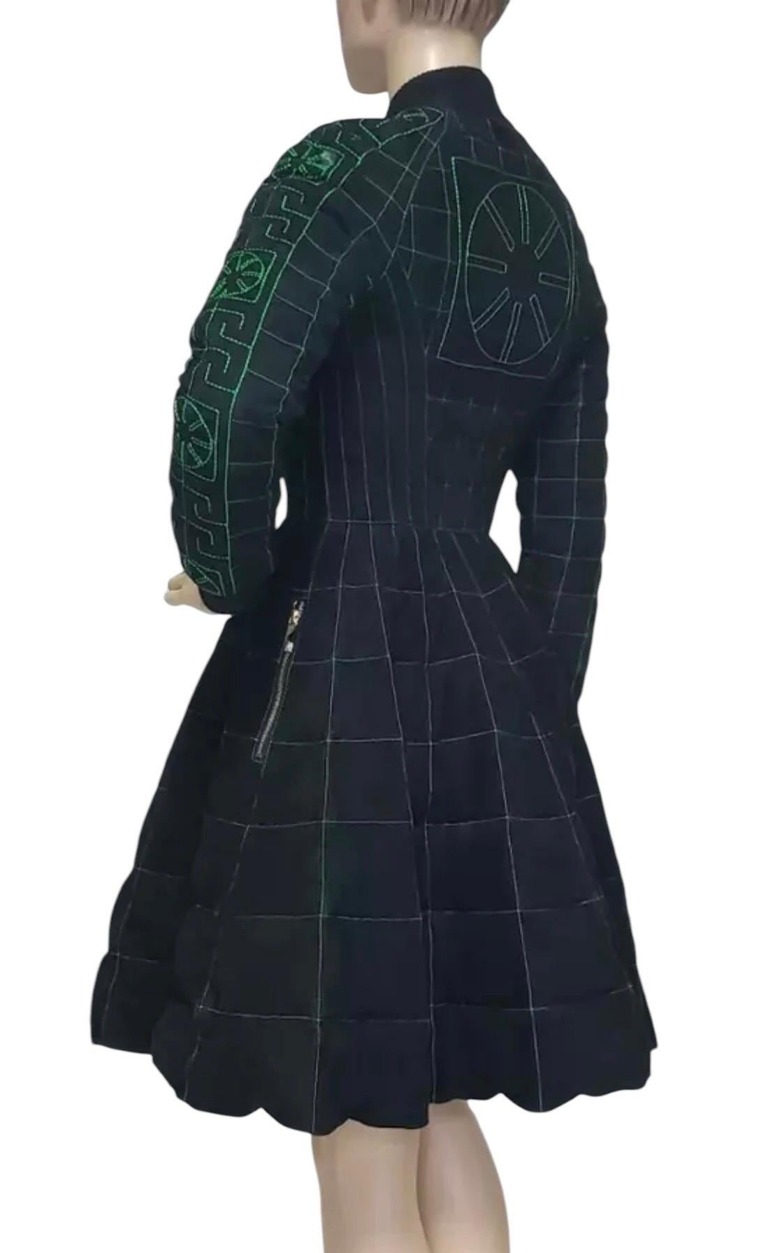 Donna Look A/I 2015 #16 Nuovo piumino nero Versace in vendita