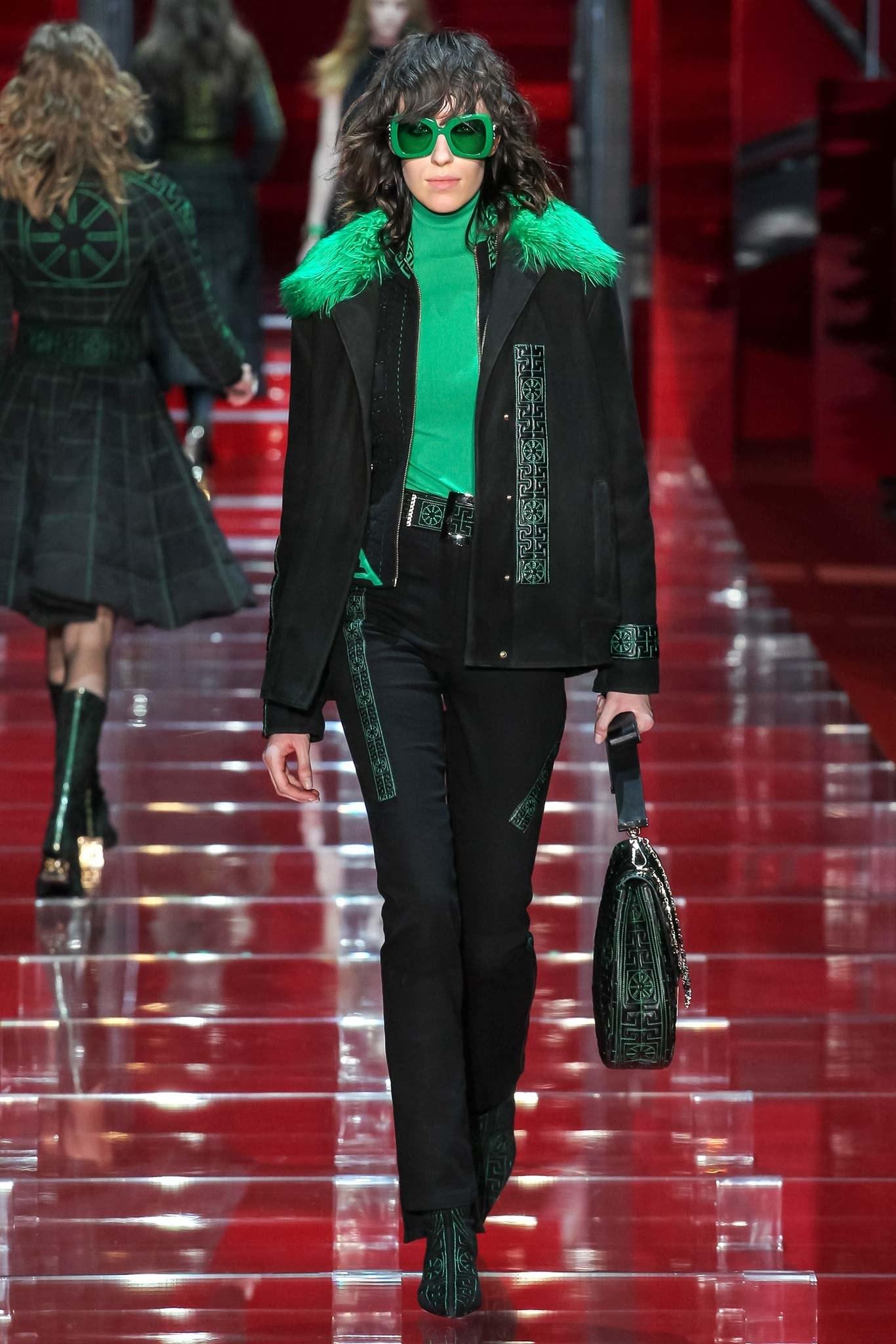 VERSACE

Actual runway Sample Fall/Winter 2015 Look # 17

Black Suede belt with Green Stiches

Gold tone Buckle


Made in Italy

Size 70/28

33 1/2