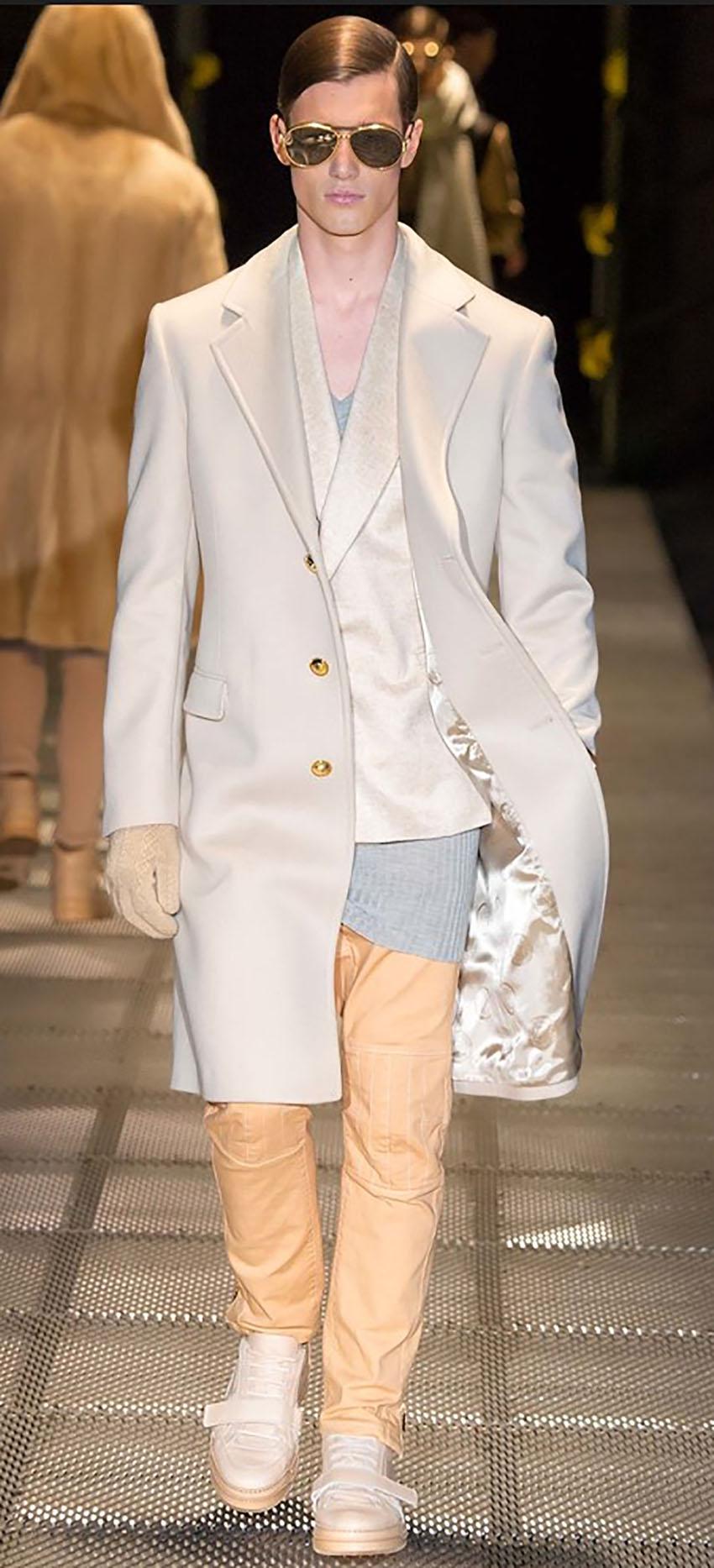 VERSACE 

Actual runway sample Fall/Winter 2015 Look #27 

Versace Beige Blazer Jacket

Content: 100% cashmere
lining: 43 cotton, 36 viscose, 21% cupro

Please see the measurements:
20 1/2