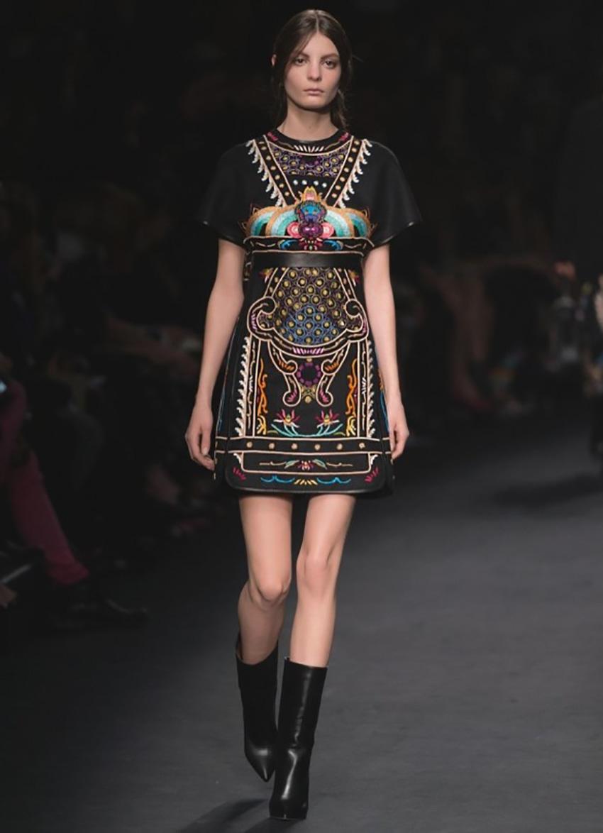 VALENTINO 

Collection F/W 2015 

Black mini dress with short sleeves 
Patchwork embroidery


Sze IT 38 - US 2 

 Pre-owned, Excellent condition!
  100% authentic guarantee 
       PLEASE VISIT OUR STORE FOR MORE GREAT ITEMS


os
