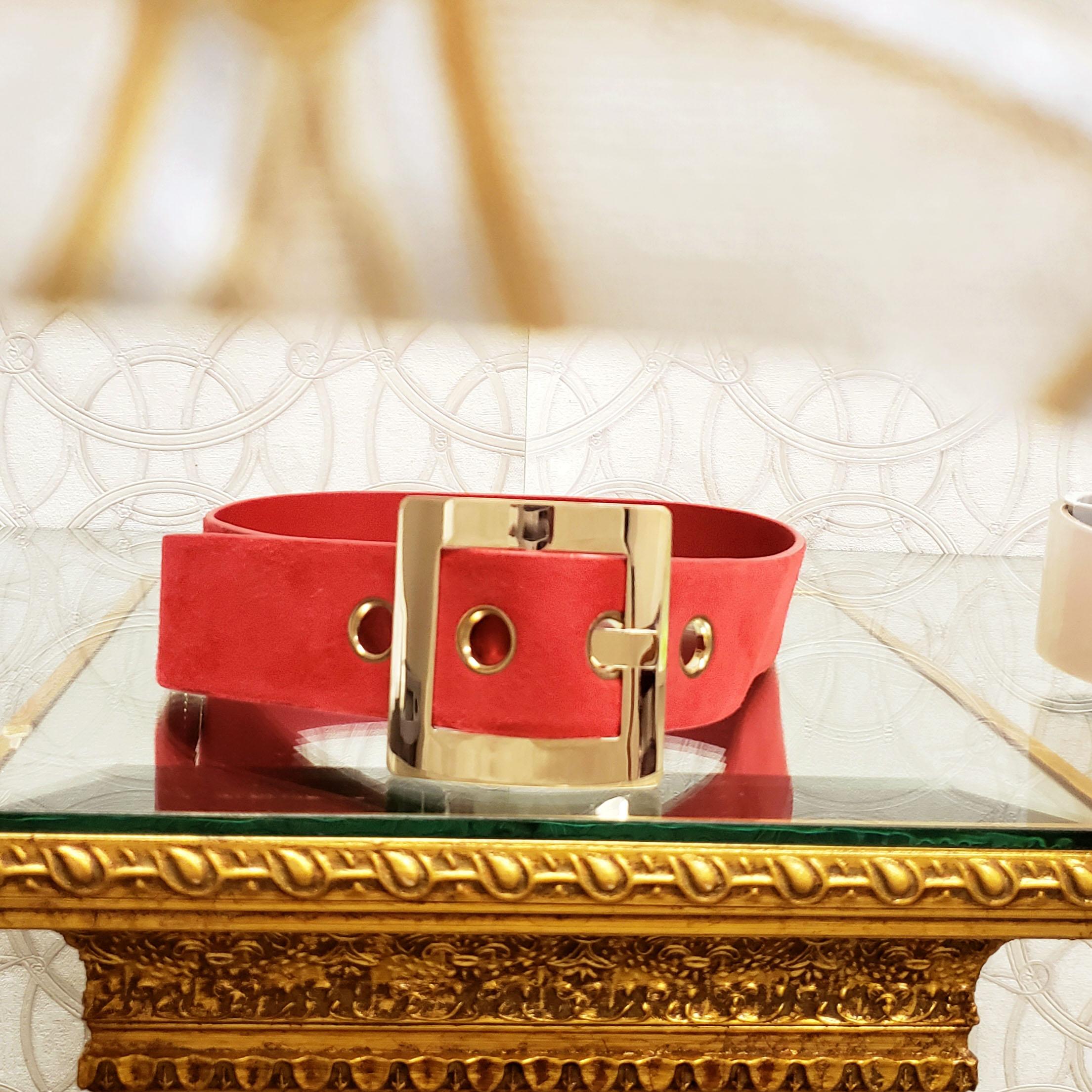 H/W 2015 VERSACE RED SUEDE BELT mit GOLDENEm BUCKLE (Rot) im Angebot