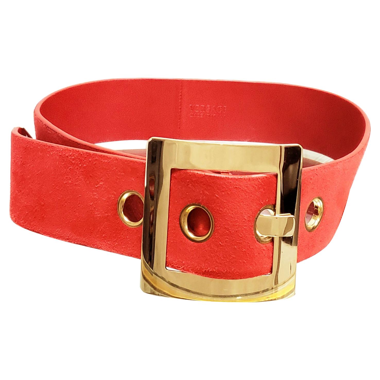 Versace, ceinture en daim rouge avec boucle TONE dorée, A/H 2015