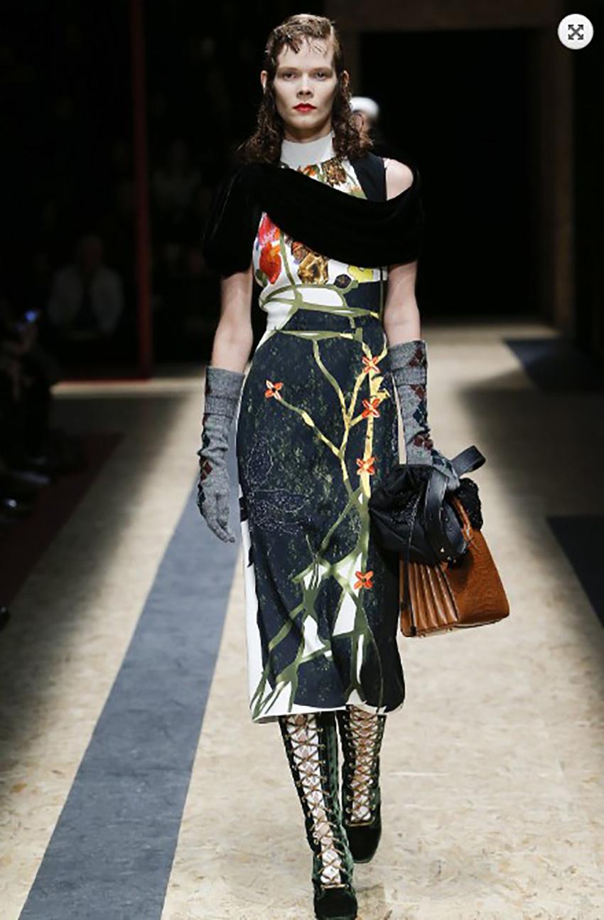 Prada 

Fall 2016 Winter 2017 women’s fashion collection was a mix of vintage and misfit elements put together creatively!
FLORAL PRINT BLACK/WHITE DRESS and CORSET

Sleeveless
Turtle neck
Midi length


Size IT  38 - US 2 

Pre owned in excellent