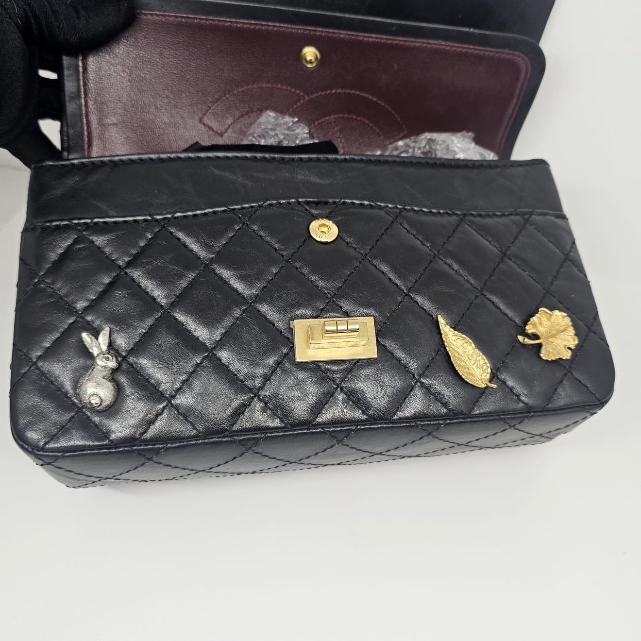 F/W 2018 Chanel Schwarz Gesteppte Lucky Charms Reissue Umhängetasche im Angebot 8
