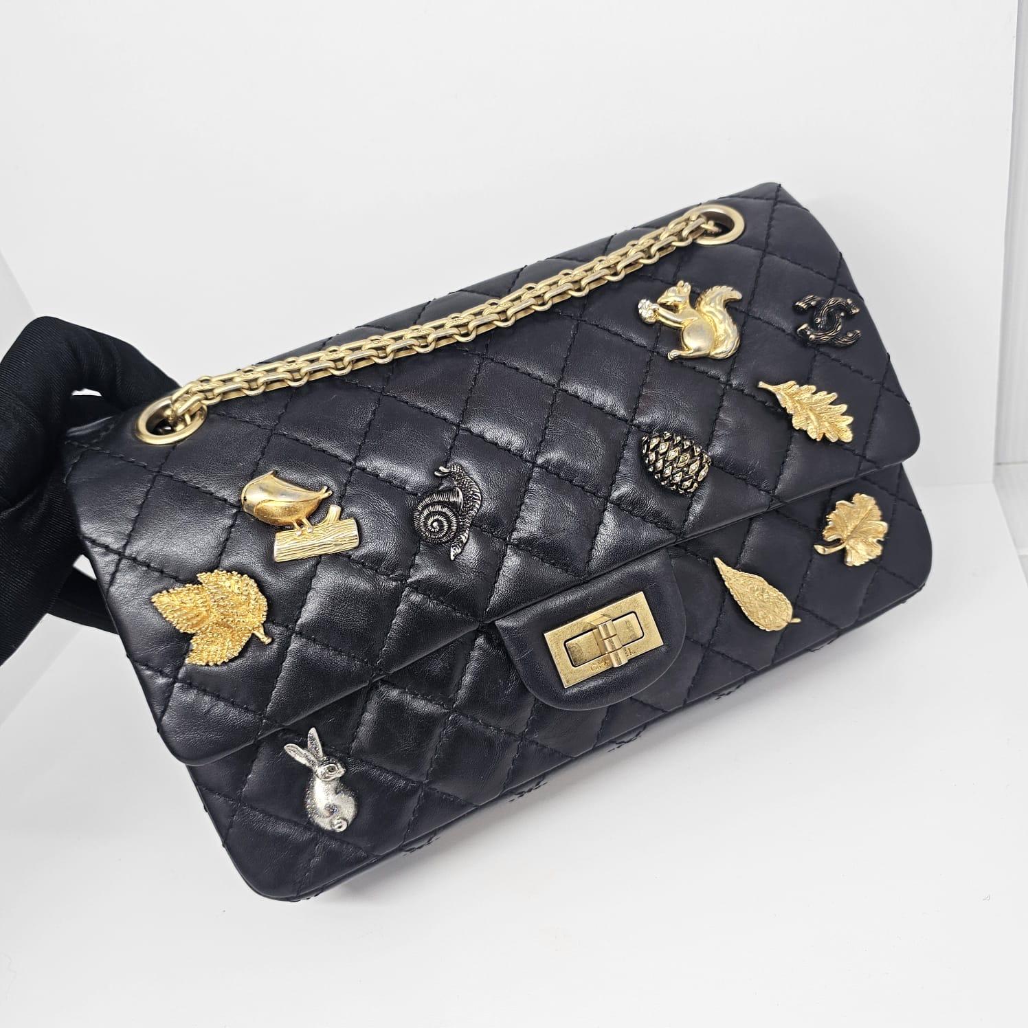 F/W 2018 Chanel Schwarz Gesteppte Lucky Charms Reissue Umhängetasche im Angebot 9
