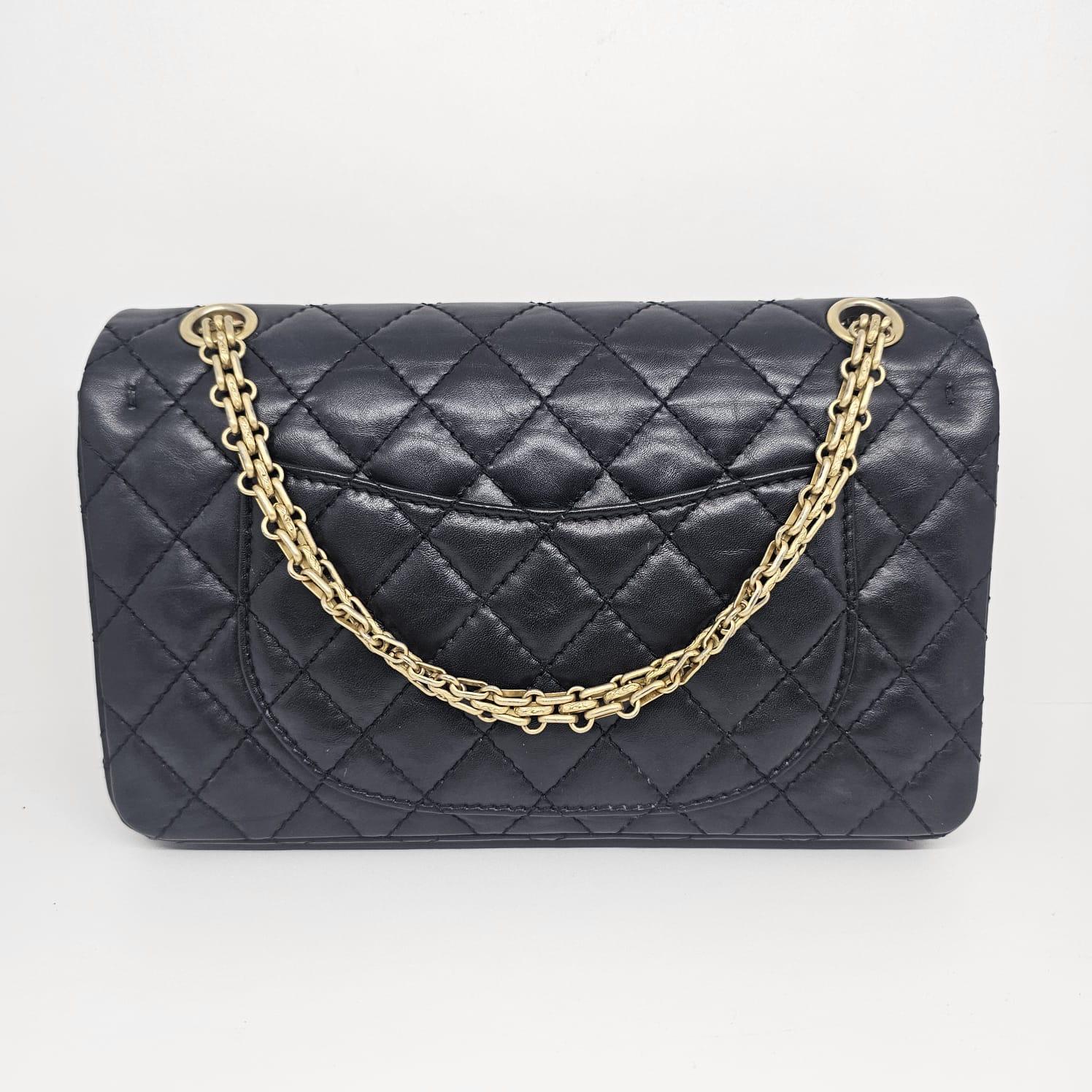 Seltene Collectible Chanel Charme Reissue Tasche aus Herbst Winter 2018 Kollektion mit Gold Hardware. Schöner Zustand insgesamt. Mittlere Größe. Leichte Abnutzungserscheinungen an einigen Lederflächen. Serie #26. Kommt mit seinem Holo, Karte, und