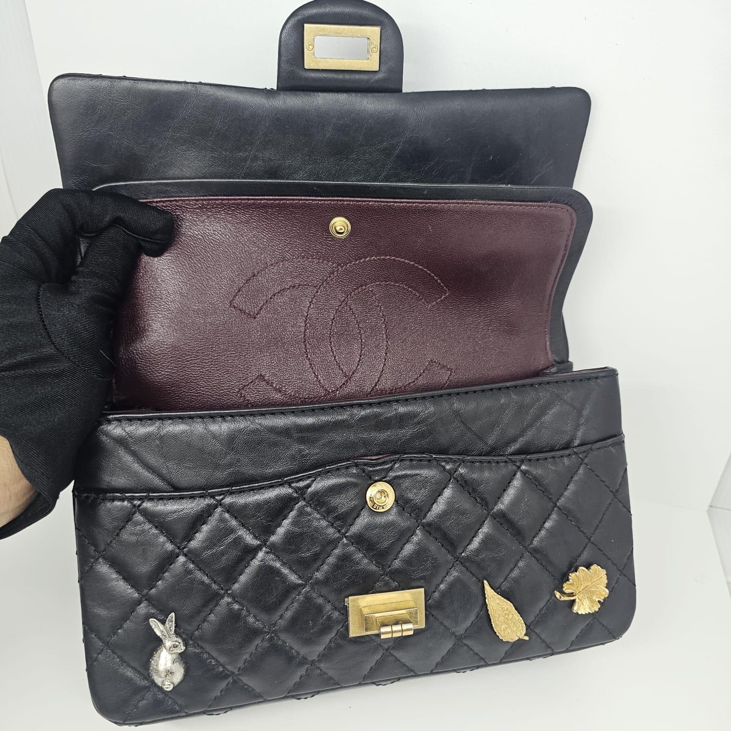 F/W 2018 Chanel Schwarz Gesteppte Lucky Charms Reissue Umhängetasche für Damen oder Herren im Angebot