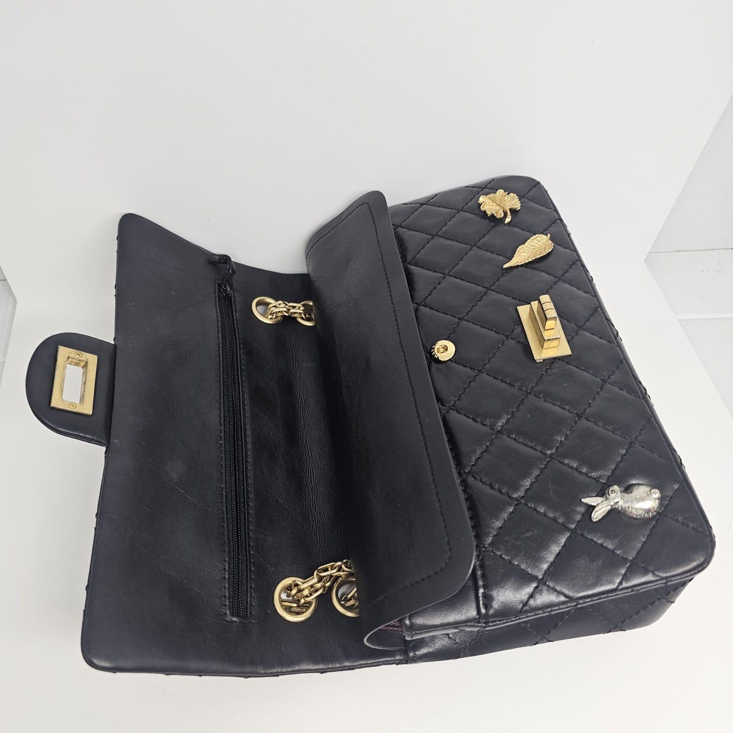 F/W 2018 Chanel Schwarz Gesteppte Lucky Charms Reissue Umhängetasche im Angebot 4