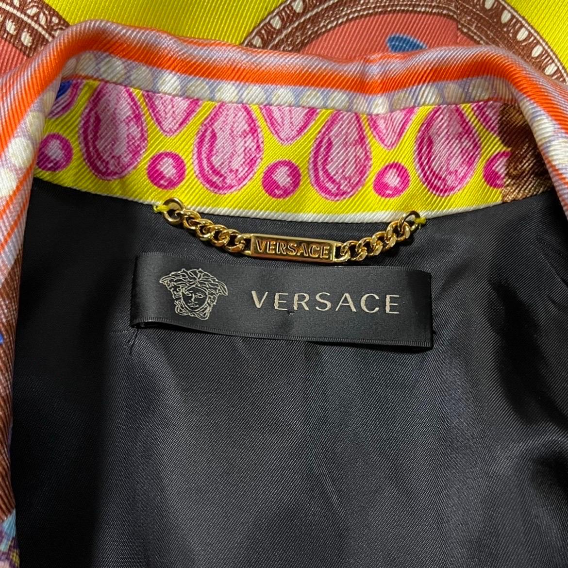 H/W 2019 Versace Laufsteg Vittoria Bedruckter mehrfarbiger Blazer aus Seide im Angebot 6