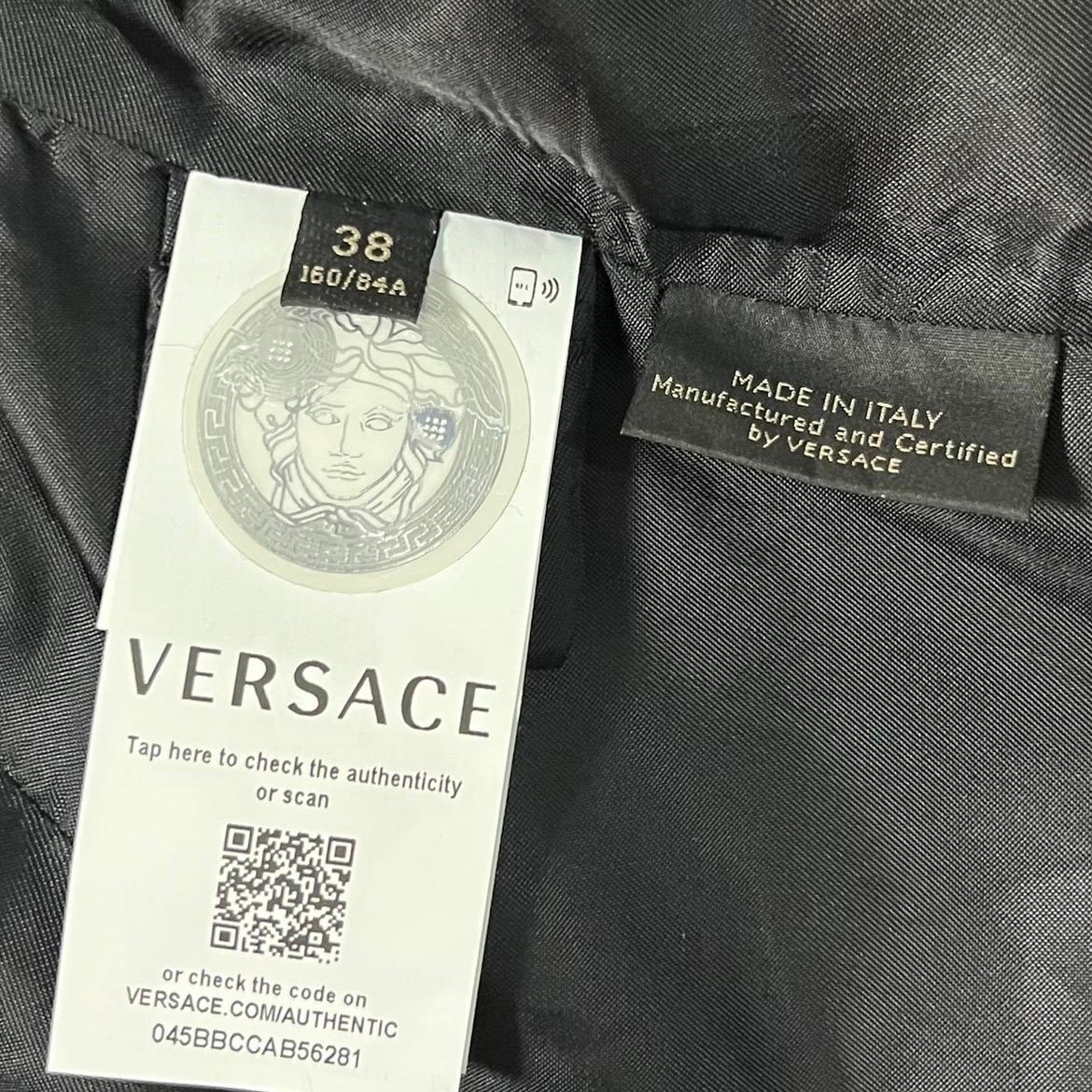 F/W 2019 Versace Runway Vittoria Printed Silk Multicolor Blazer For Sale 7
