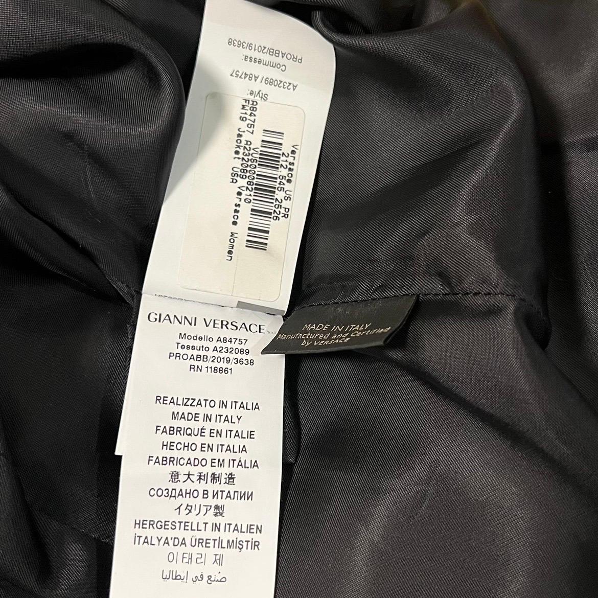 F/W 2019 Versace Runway Vittoria Printed Silk Multicolor Blazer For Sale 8
