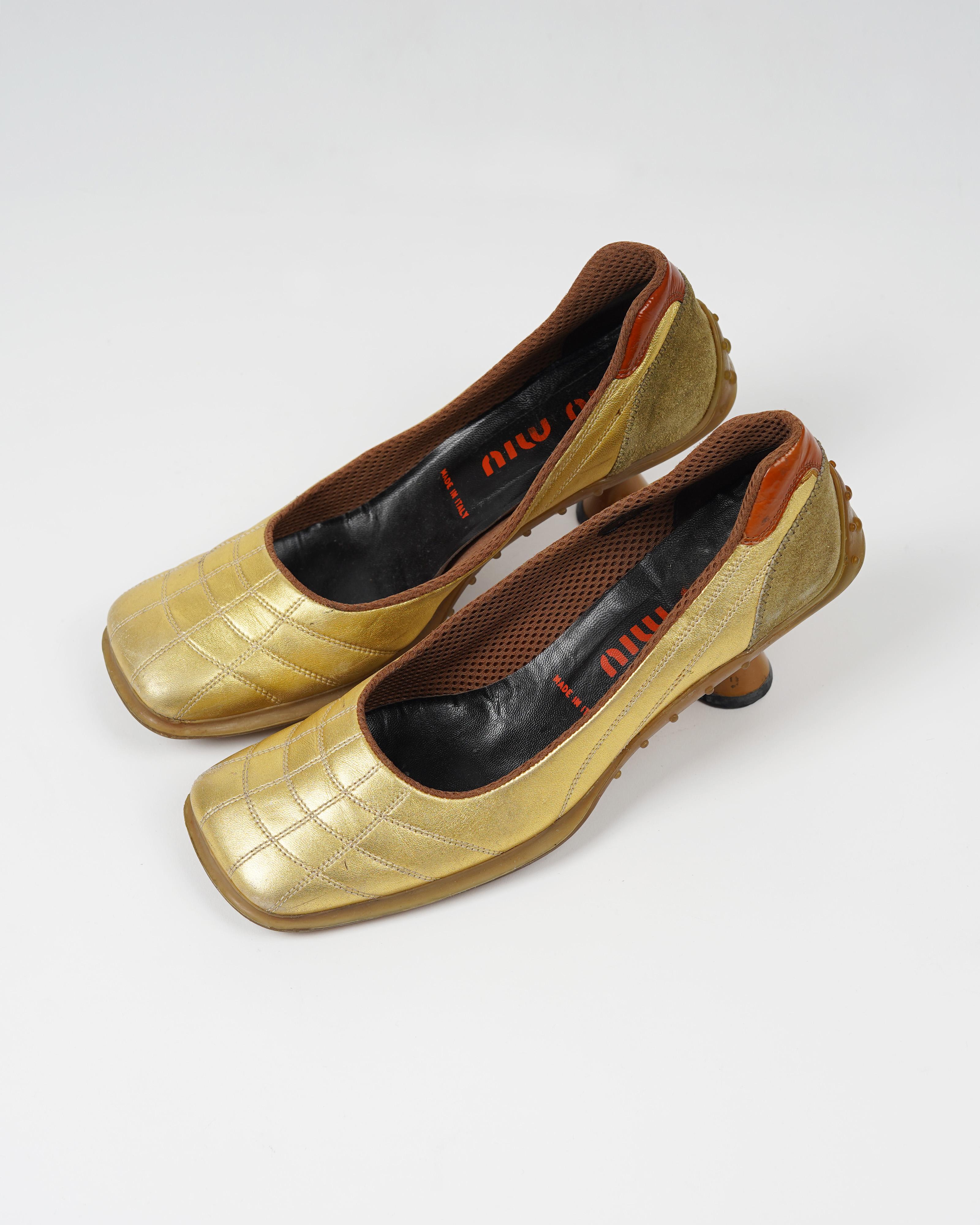 Marron F/W 99 Miu Miu Runway Escarpins à semelle bulle or métallisé en vente