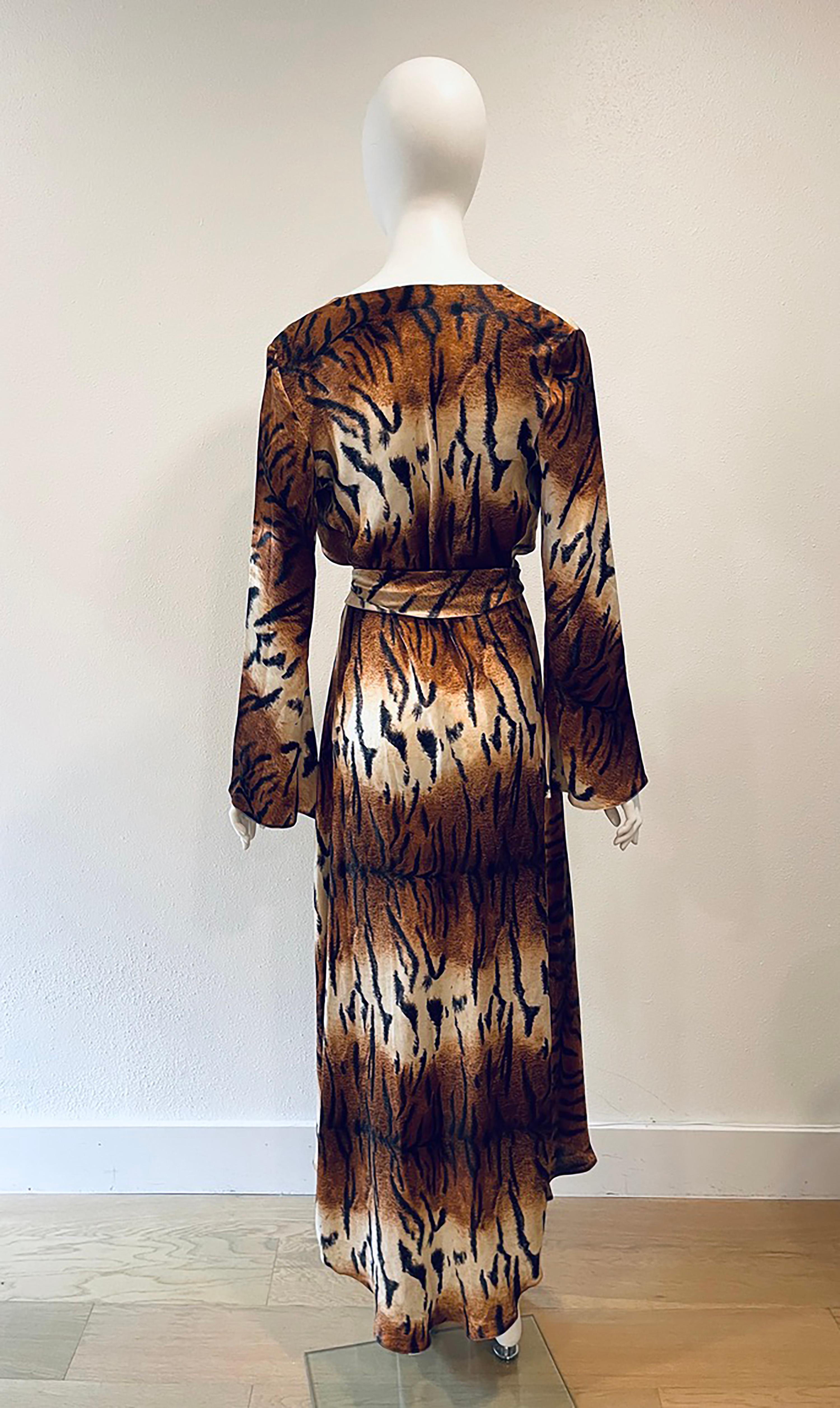 F/W 2000 Roberto Cavalli Silk Tiger Print Wrap Dress
Unworn w Tags
Condition:Excellent
Silk
Made in Italy
Bust 34
