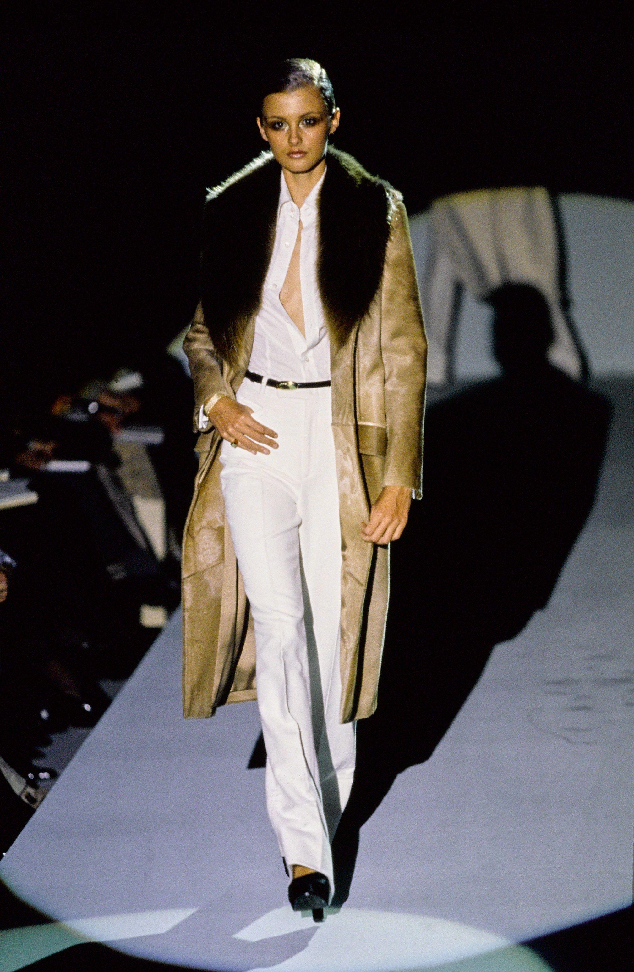 Défilé F/H 1996 Tom Ford pour Gucci Manteau en cuir et fourrure 
Rare et emblématique ! Un must pour les collectionneurs !
Pas d'étiquette de taille (il s'agit peut-être d'un échantillon de défilé), taille S environ.
Cuir de vache, fourrure,