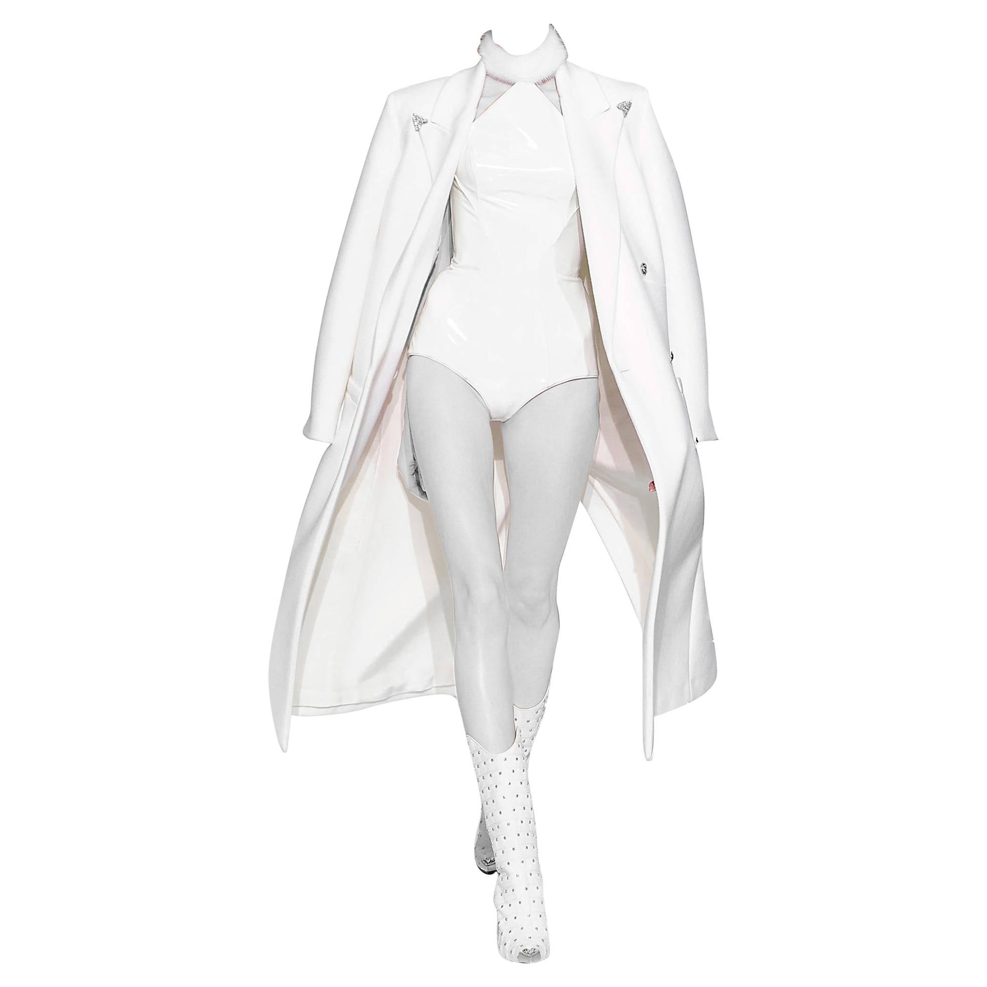 F/W13 LOOK#1 - VERSACE - Manteau orné de laine et de cashèmes blancs, taille IT 38 en vente