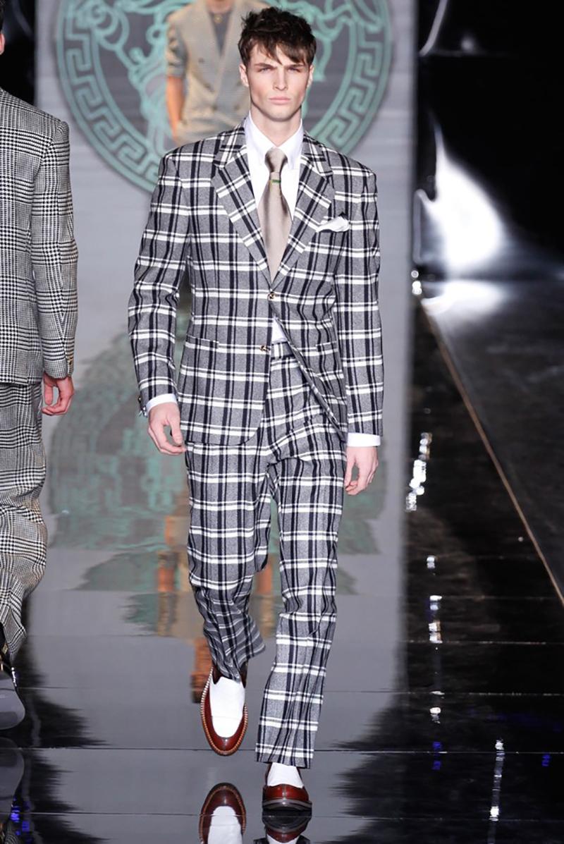  VERSACE 

Super soft and cozy checkered men suit from 100% wool
Actual runway sample Fall/Winter 2013 Look #2 

IT Size 50 -  US 40 (L)

Content: 100% wool
Lining: 63% viscose, 37% cupro


Measurements:
Jacket:
shoulder to shoulder 19 1/2