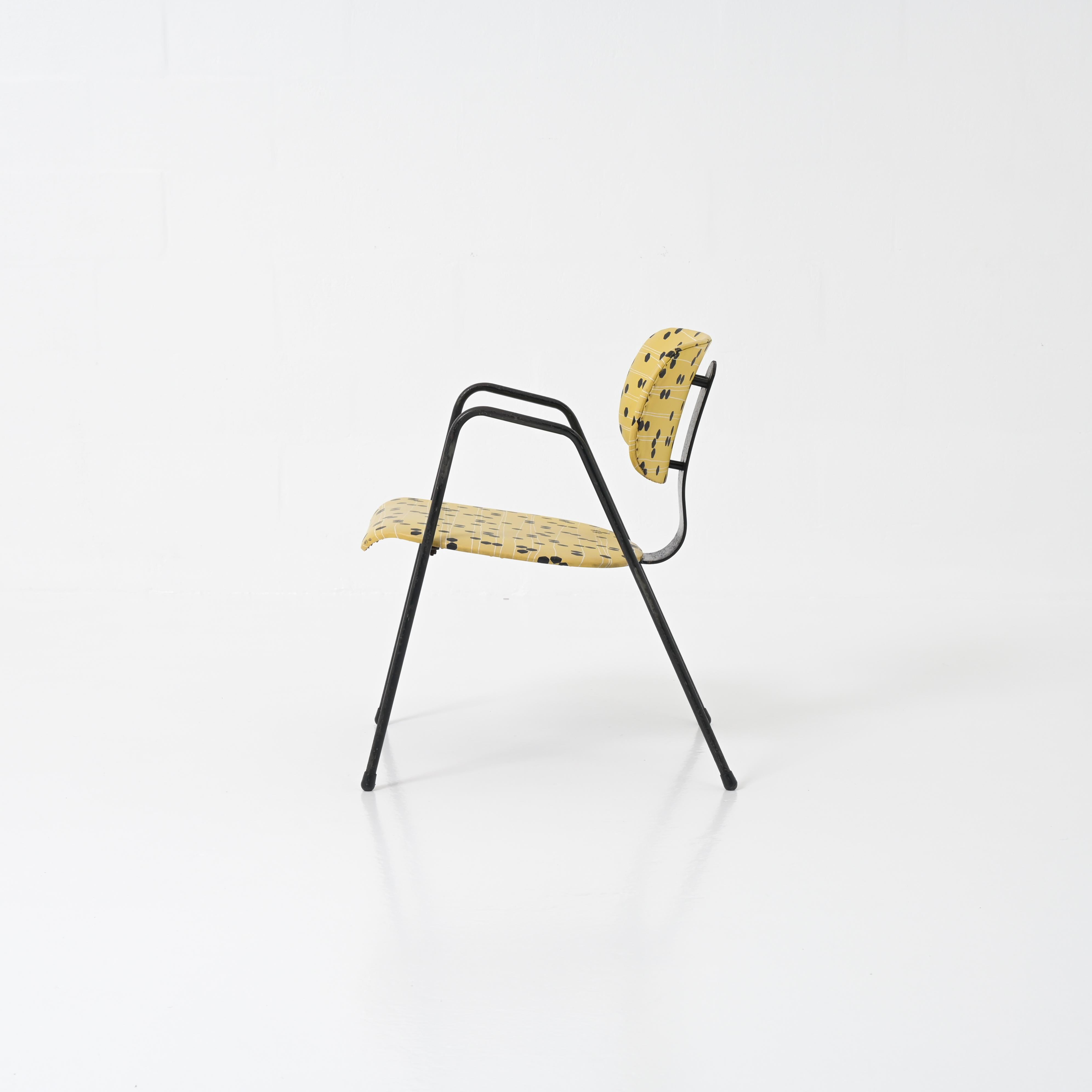 Willy Van Der Meeren diseñó el sillón F1 para Tubax a principios de la década de 1950. Este sillón tiene un armazón lacado en negro y un asiento y respaldo de madera recubiertos de vinilo brillante con un estampado de los años 50.
Es una silla muy