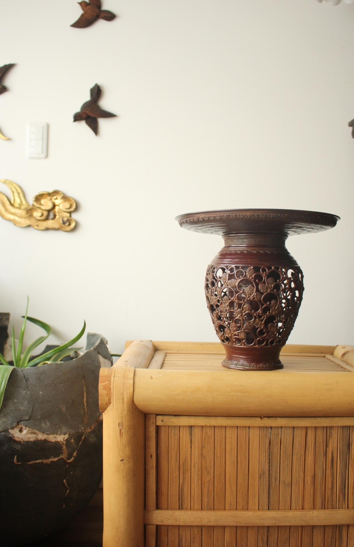 Kupfervase von Suga Gesshin, Takaoka Copperware
Größe:φ320×290㎜
Größe der Box: 400×360×360㎜ 11㎏
Geschätztes Packmaß:  500×500×500㎜ 15㎏　

Das Gießereigeschäft von Gesshin wurde von Generation zu Generation weitergegeben.
Die in Takaoka hergestellten