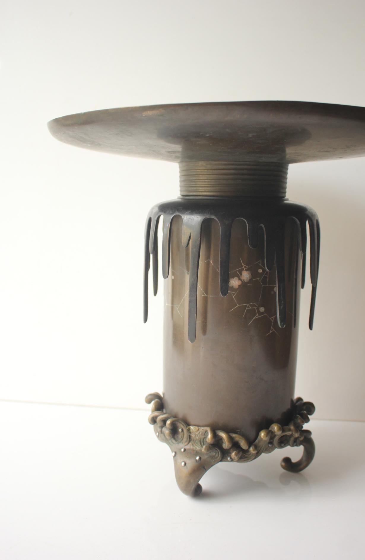 Jarrón de cobre
Tamaño:φ360×350㎜  6kg
Tama�ño estimado del embalaje:  550×500×550㎜ 15㎏　

Se trata de un jarrón llamado usuhata 薄端.
Tiene una forma característica, pero se utiliza para sujetar flores en la parte superior.
Este jarrón delgado se exhibe