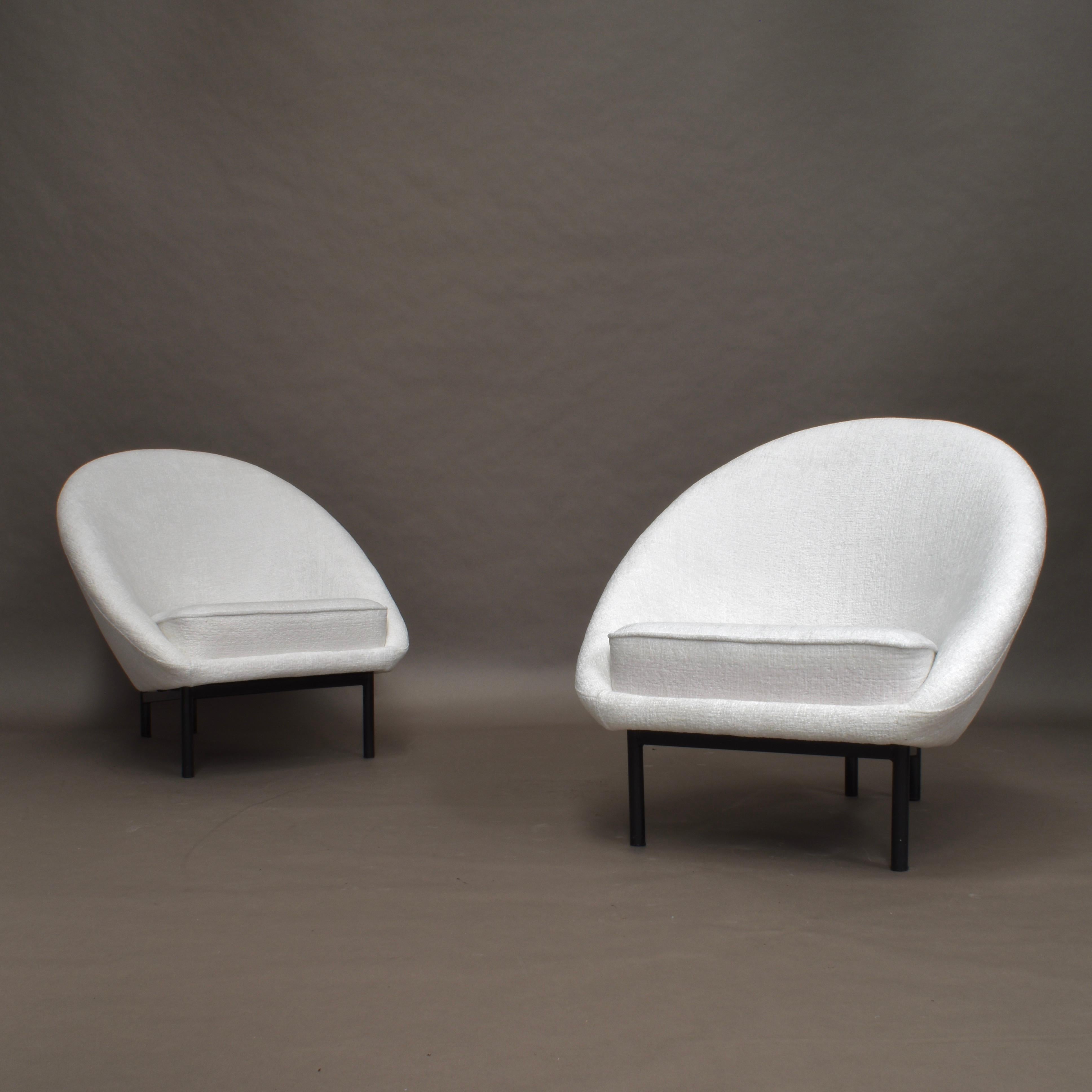 Pair of f115 armchairs by Theo Ruth for Artifort, Netherlands, 1958.
These are rare pieces; amazing and sophisticated center-pieces.

The chairs are reupholstered in a high quality off-white fabric with new foam interior and new support straps.