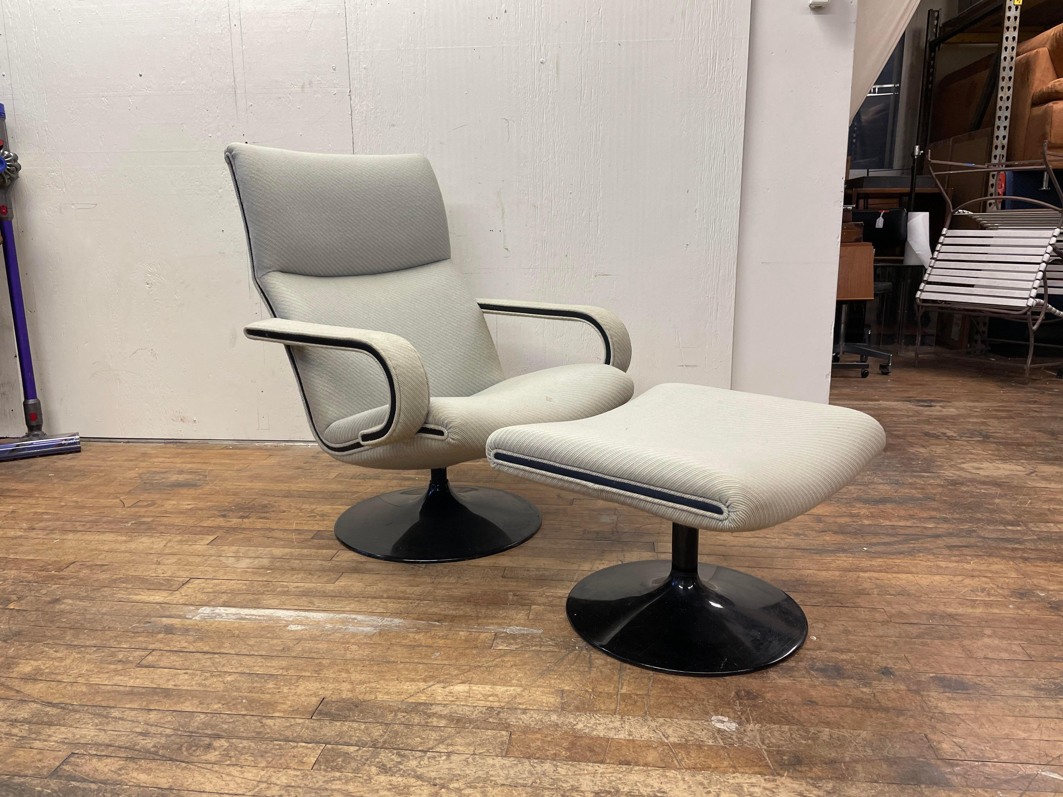 A gorgeous lounge chair and ottoman designed by Geoffrey Harcourt RDI for Artifort. The chair and ottoman are upholstered in a pleasant white, grey, and light blue lined upholstery. The chair is entirely original and is engraved with an Artifort