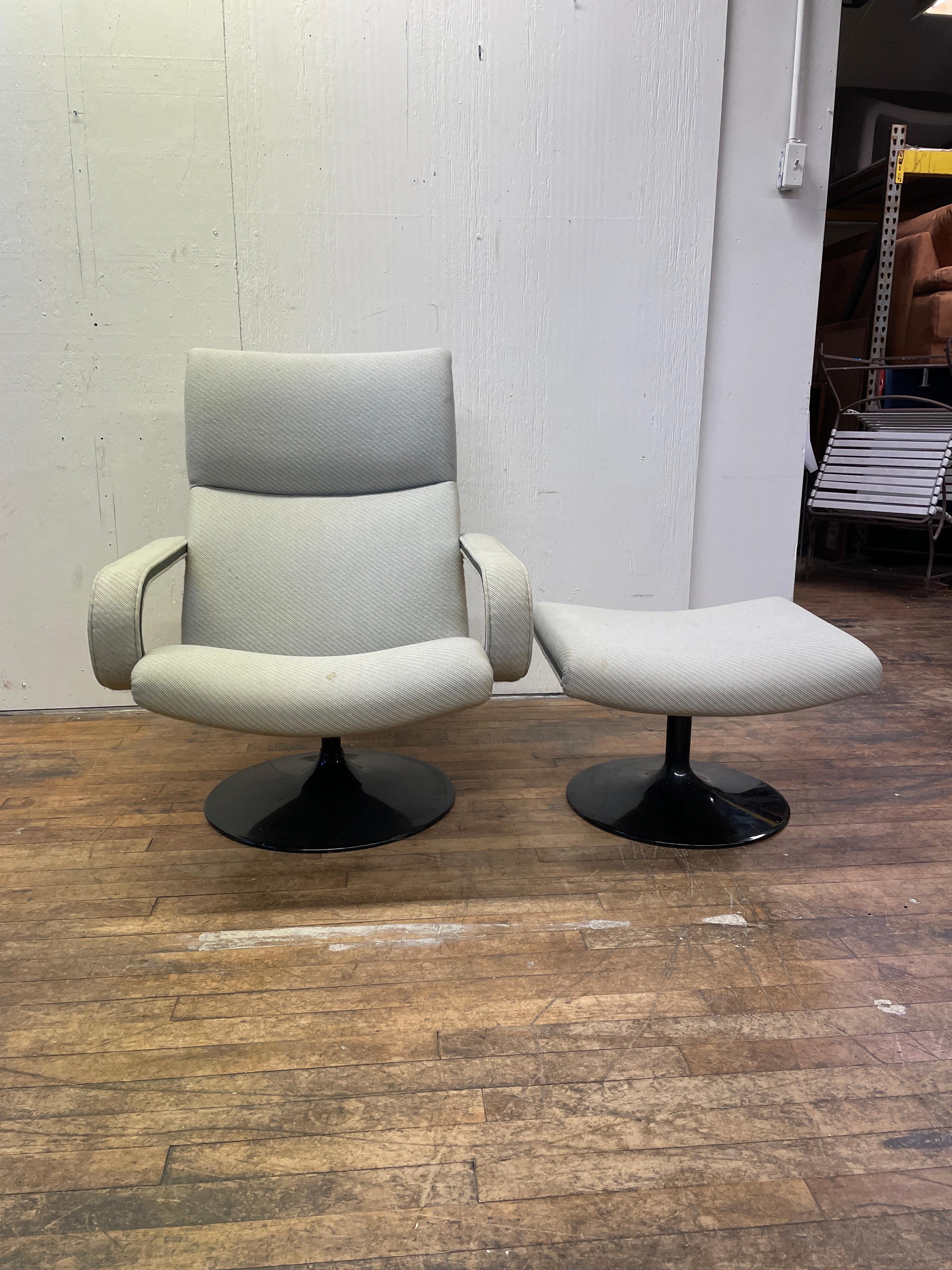 F141 Swivel Lounge Chair and Ottoman by Geoffrey Harcourt for Artifort In Good Condition In Media, PA