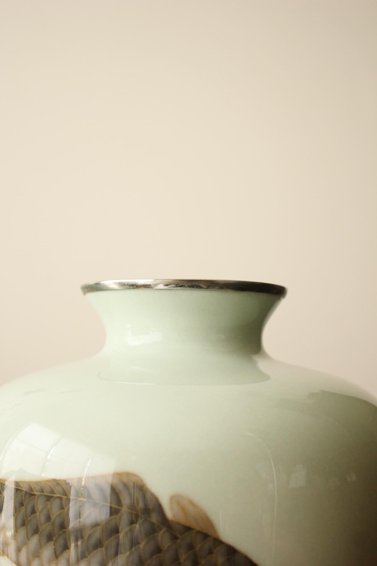 Art Shippo (Cloisonne) Carpe
Taille : φ180×260mm
Taille de la boîte : 230×300×230mm 3kg
Taille estimée de l'emballage : 350×420×350mm 6kg

Un magnifique vase fabriqué selon les techniques du cloisonné
Une belle carpe avec un doux dégradé réalisé en