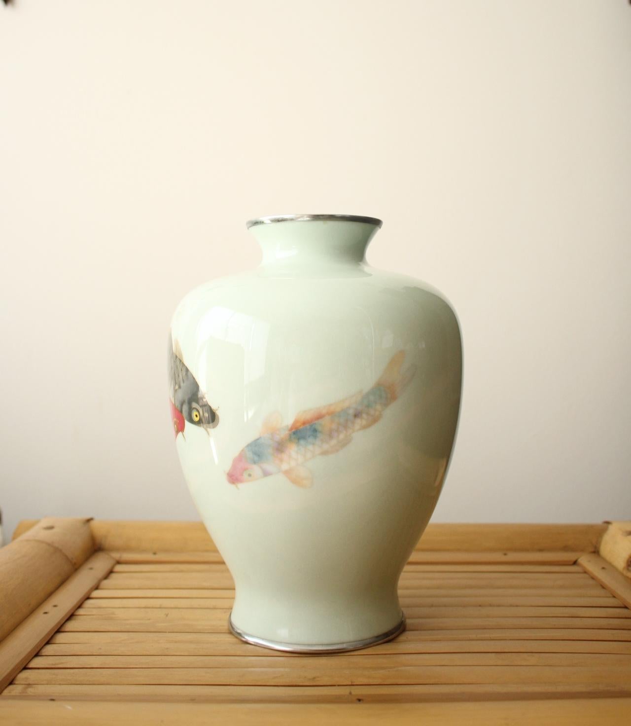 20ième siècle F3 Antiquités japonaises Art Shippo (Cloisonne) Vase à carpe en vente