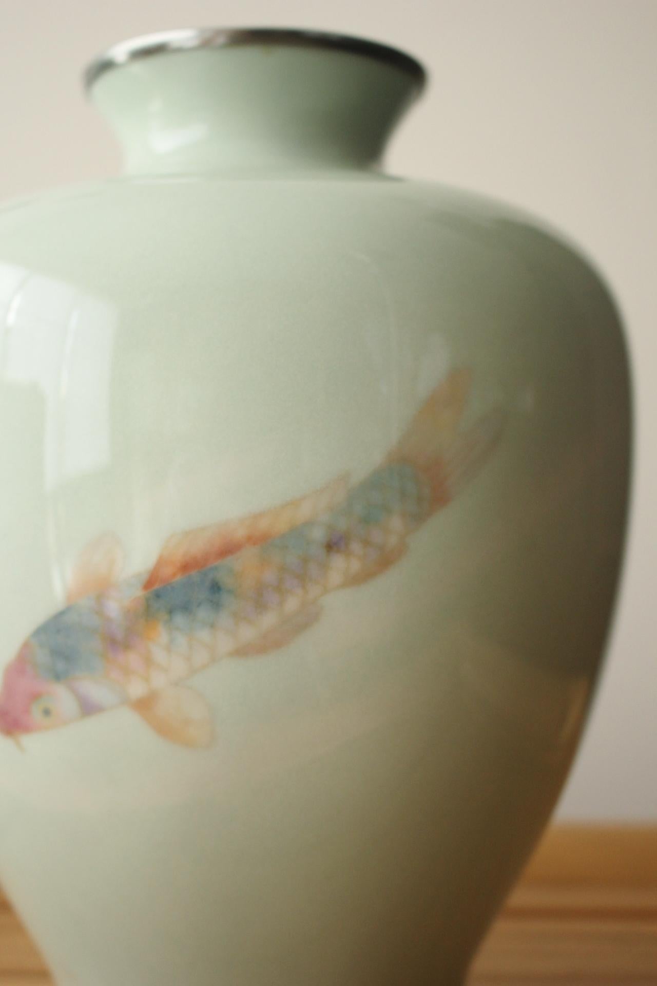 F3 Antiquités japonaises Art Shippo (Cloisonne) Vase à carpe en vente 2