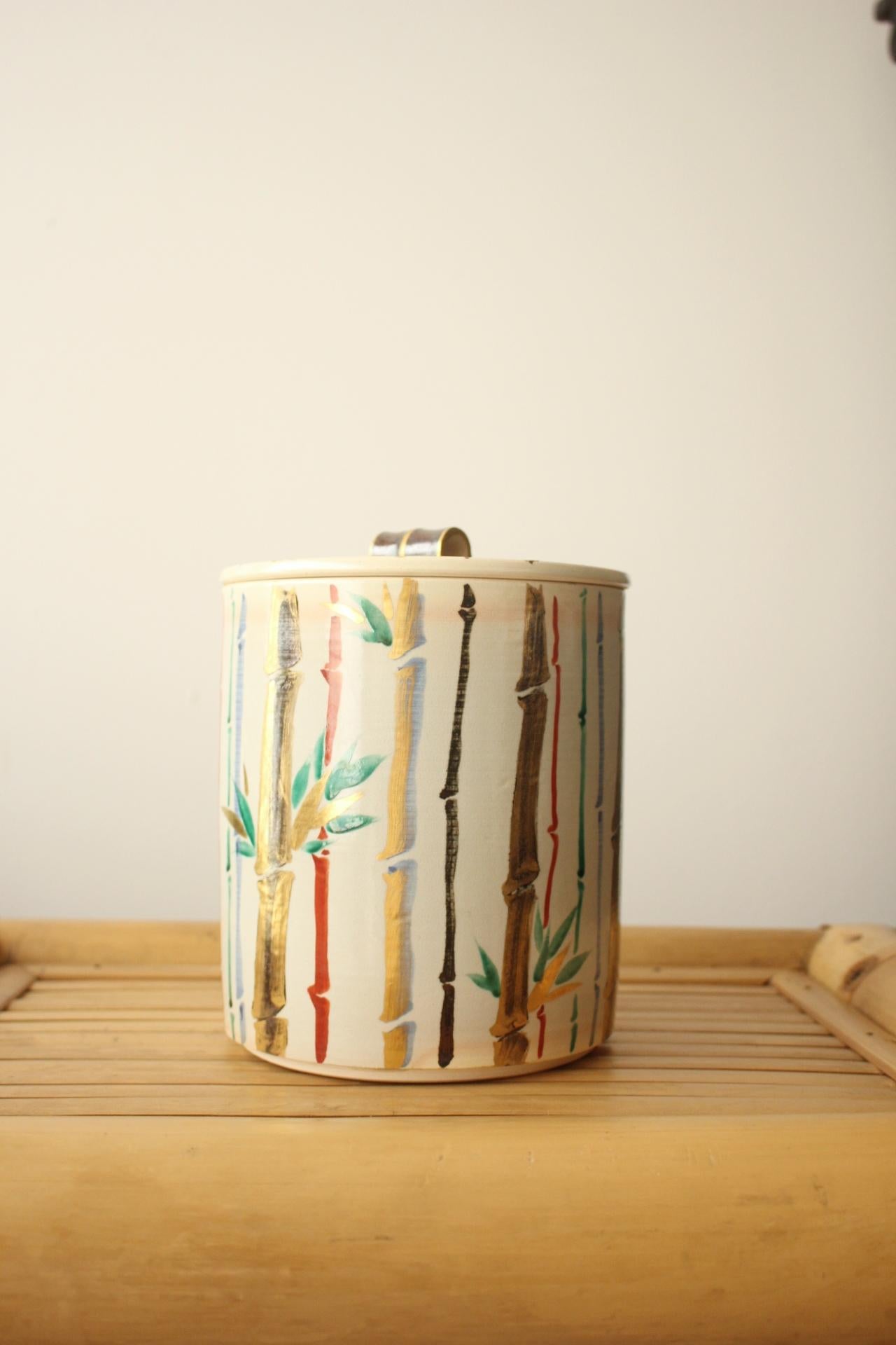 Miura Chikuken Nachahmung Kenzan Bambus Wasser Jar Teezeremonie Utensil
Größe: φ170×220mm
Kartongröße: 190×270×190mm 3kg
Geschätztes Packmaß: 300×400×300mm 6kg

Dieses Stück ist von dem berühmten Keramikkünstler Ogata Kenzan inspiriert.
Das