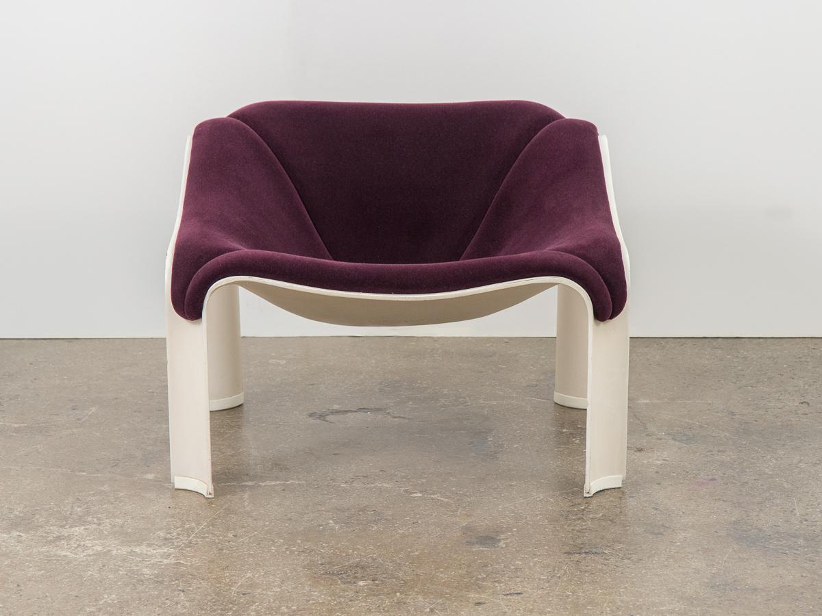 First issue lounge chair model F300, designed by Pierre Paulin for Artifort. A striking space-age form with contrasting cushion in rich plum. Freshly upholstered in a plush mohair by Maharam. The shapely seat floats on rounded fiberglass legs and