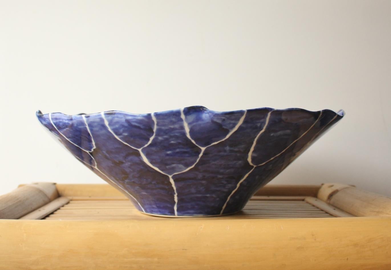 Grand bol à motif de nervures de feuilles bleues et blanches, en forme de lotus, par Sachiyo
Taille : φ400×140mm
Taille de la boîte : φ440×200mm 7kg
Taille estimée de l'emballage : φ550×300mm 12kg

Le grand bol est orné de veines de feuilles bleues