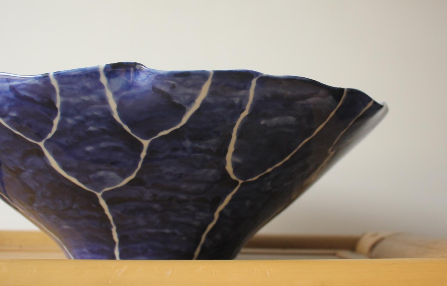 F4 Art japonais, grand bol avec un design de nervures de feuilles bleues et blanches, en forme de lotus Excellent état - En vente à Niiza, JP