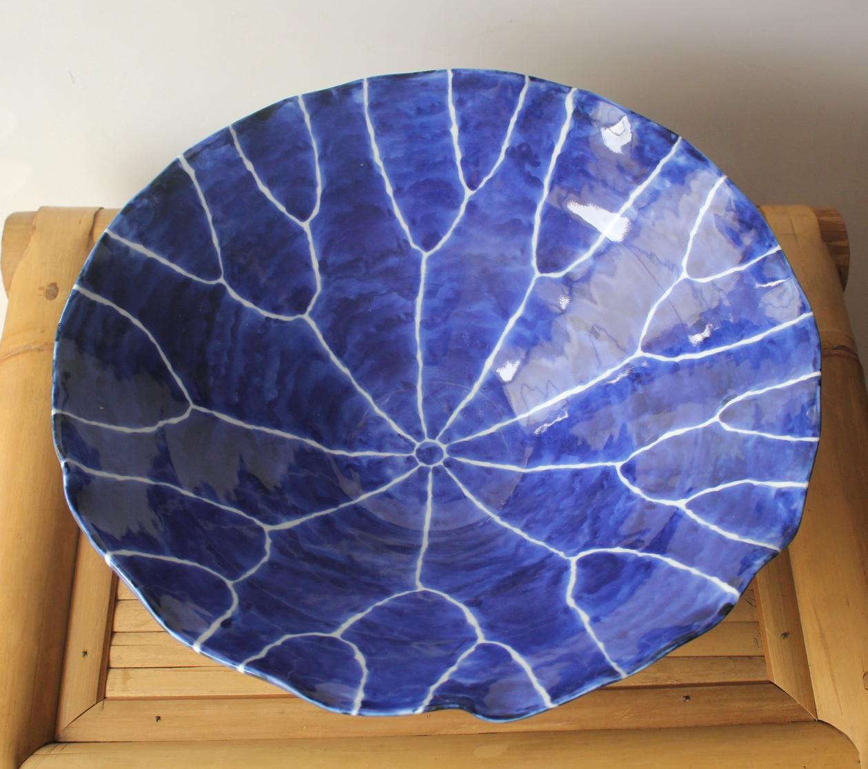 Porcelaine F4 Art japonais, grand bol avec un design de nervures de feuilles bleues et blanches, en forme de lotus en vente