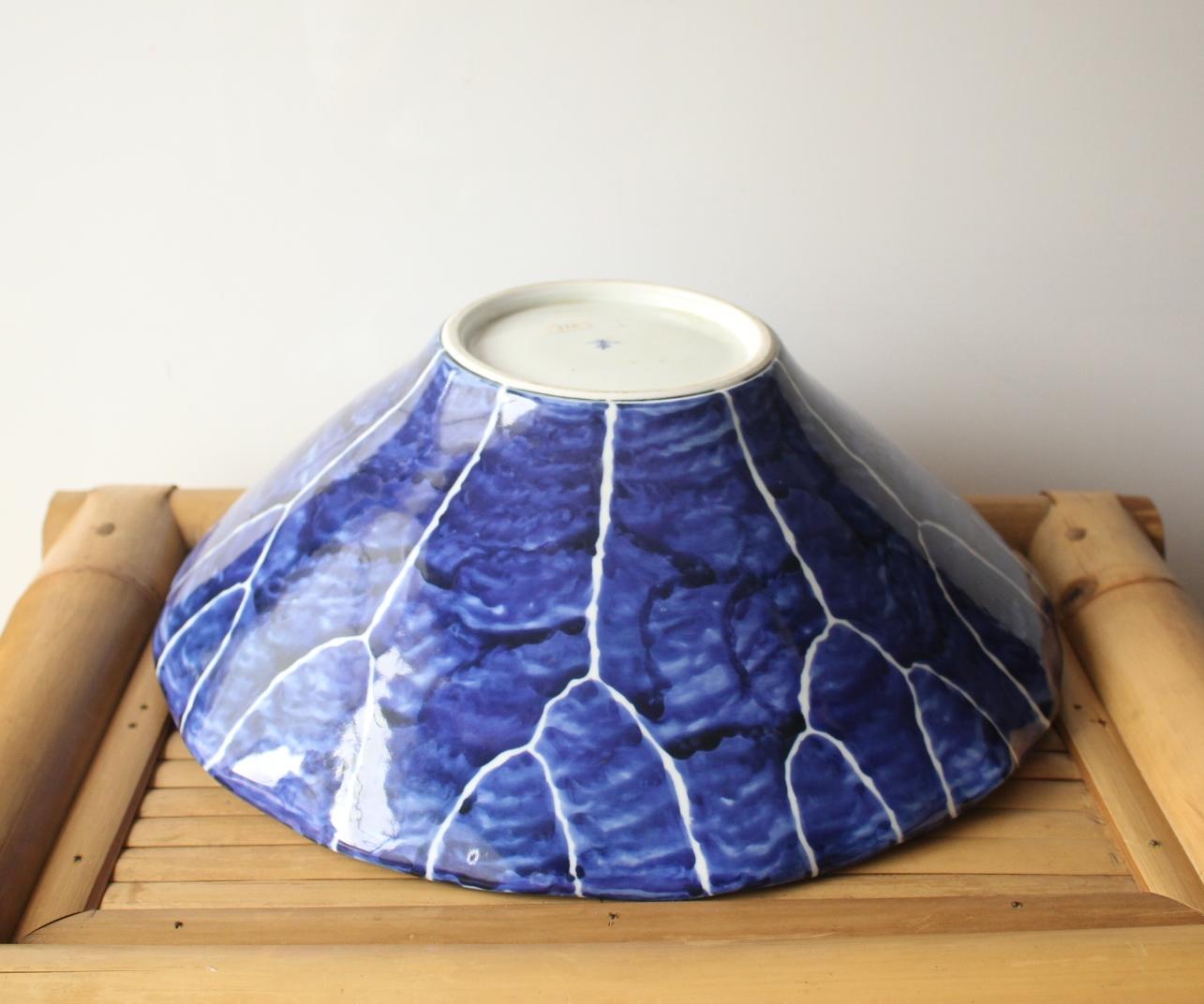 F4 Art japonais, grand bol avec un design de nervures de feuilles bleues et blanches, en forme de lotus en vente 2