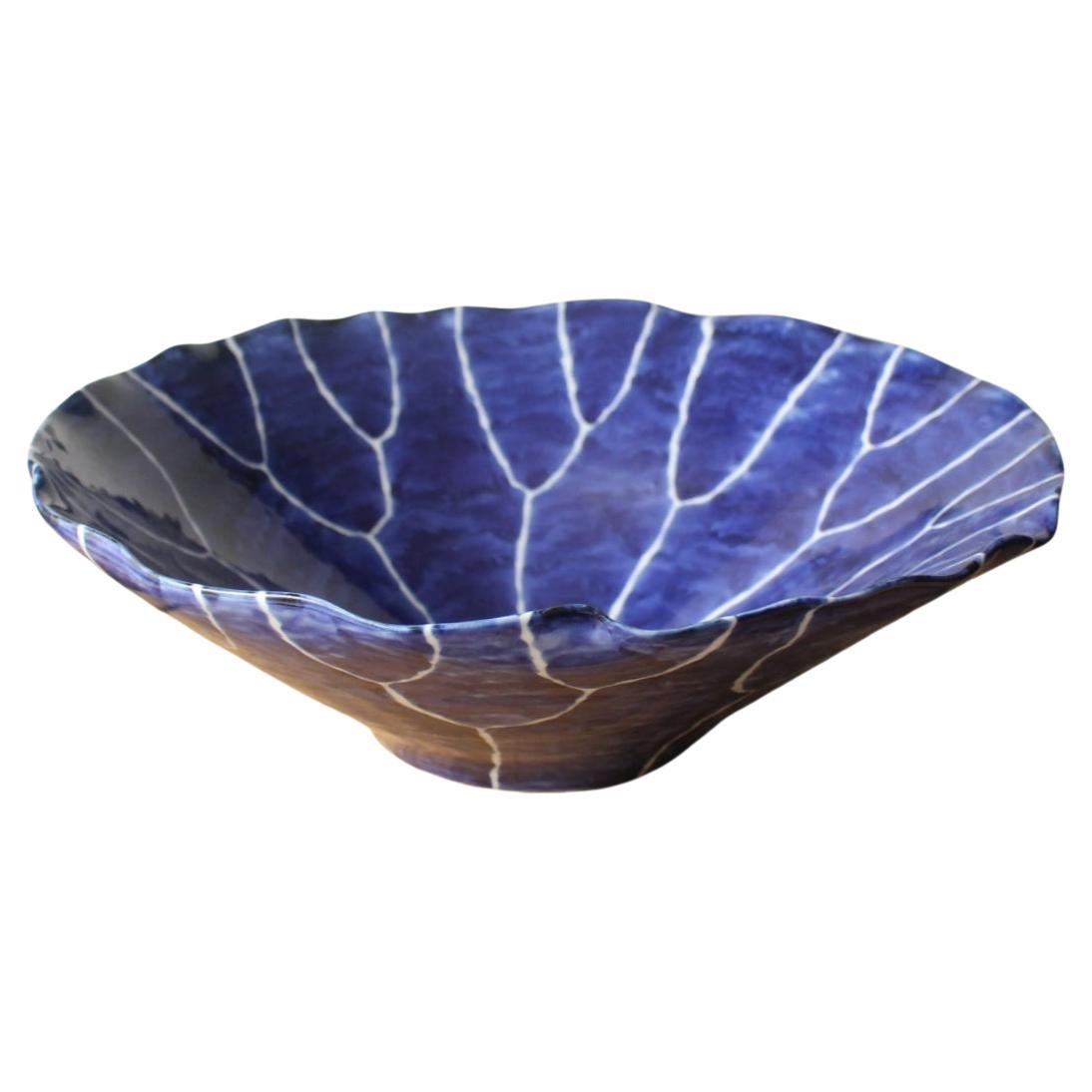 F4 Art japonais, grand bol avec un design de nervures de feuilles bleues et blanches, en forme de lotus en vente