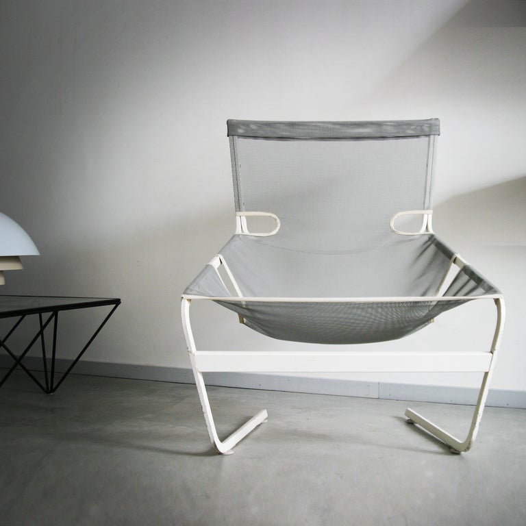 Rare lounge chair 'F444' by Pierre Paulin. Manufacturer by Artifort.
White painted steel and gray mesh seats.
Stunning original condition and complete with the 'cover' for the top.
Dimensions: height 37.8 in. (96 cm), depth 29.9 in. (76 cm),