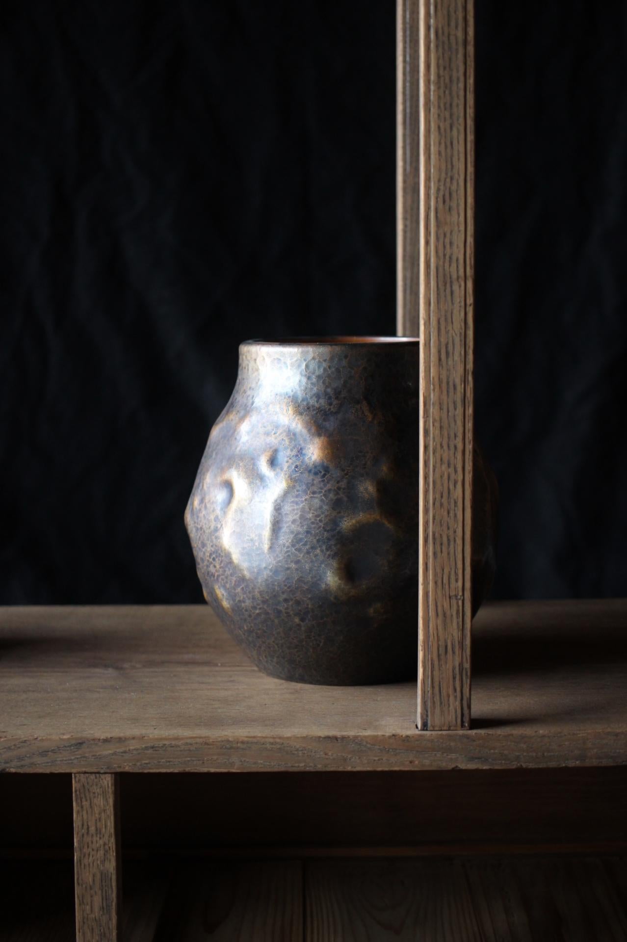 φ200× 215(H) [mm] 1186g
Taille de la boîte : φ240×300㎜ 2200g
Taille estimée de l'emballage : φ320×450㎜ 6㎏

Les vases martelés ne sont pas satisfaisants,
ils portent leur sensibilité artistique à un niveau supérieur avec ce design.
Gyokusen-do est un