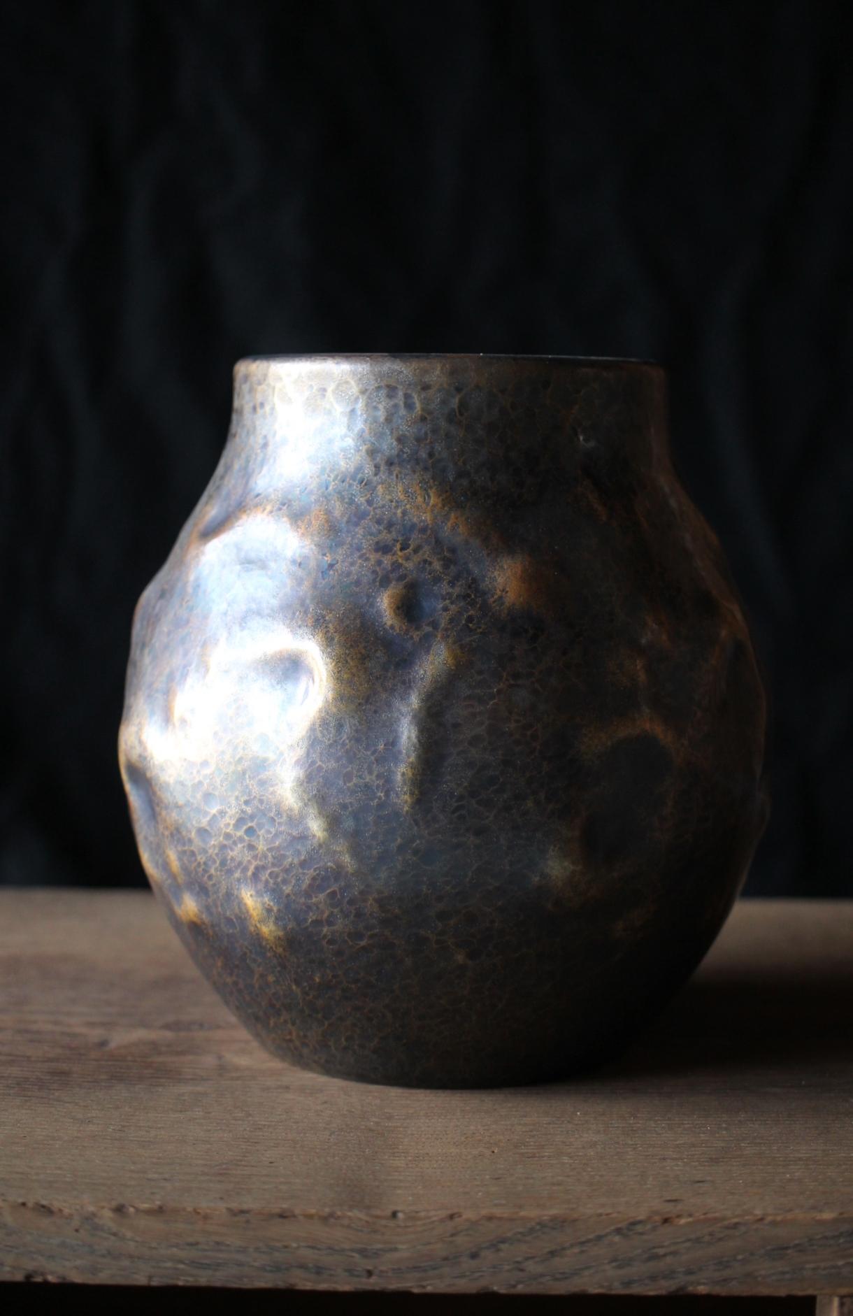 Ferronnerie F5 Vieilles antiquités japonaises Gyokusen-do 玉川堂 Vase en cuivre martelé en vente