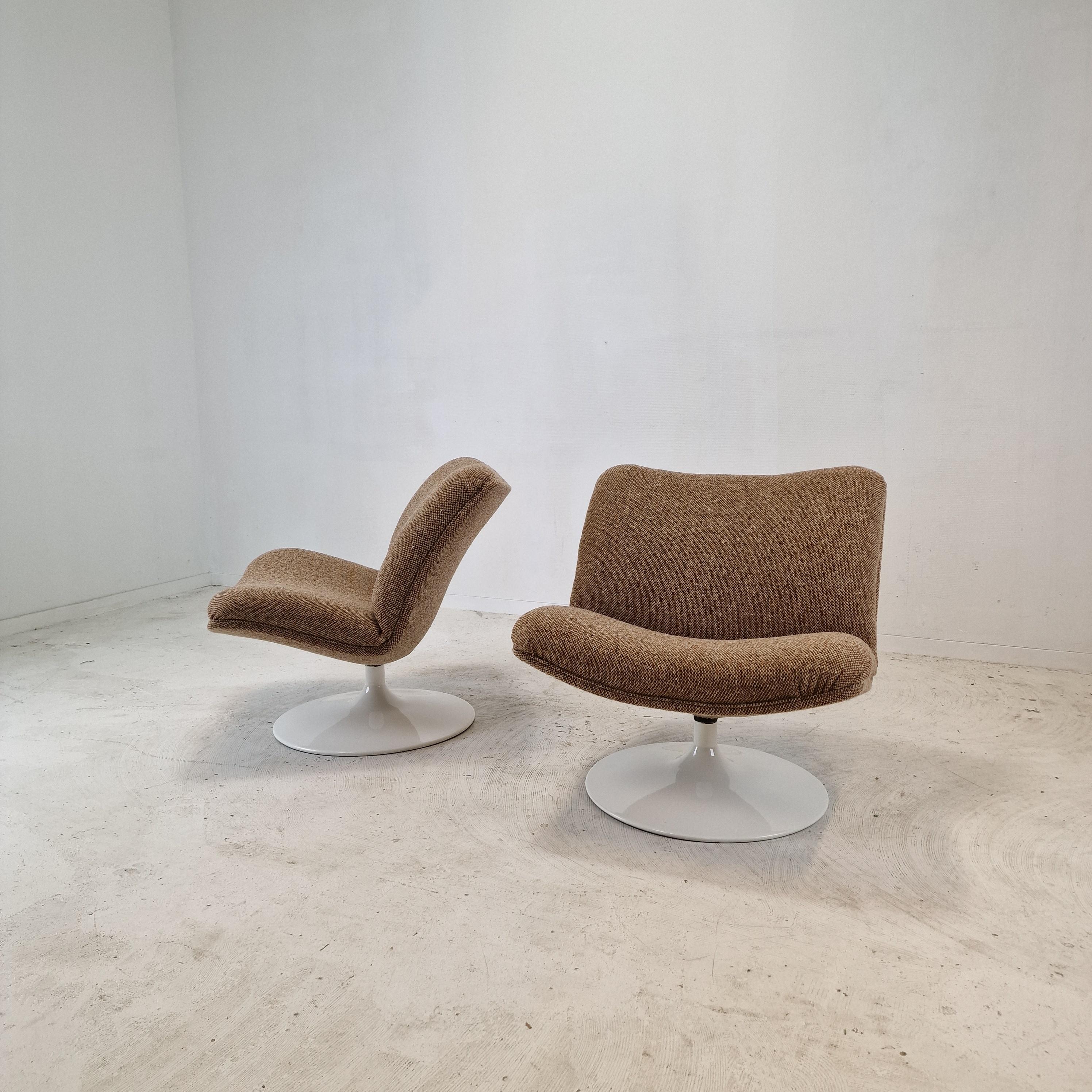 Very cute and comfortable Artifort model F506 lounge chair. 
Designed by the famous English designer Geoffrey Harcourt in the 70's. 

The chair is just restored with new fabric and new foam.
It is reupholstered with a stunning wool fabric.
This