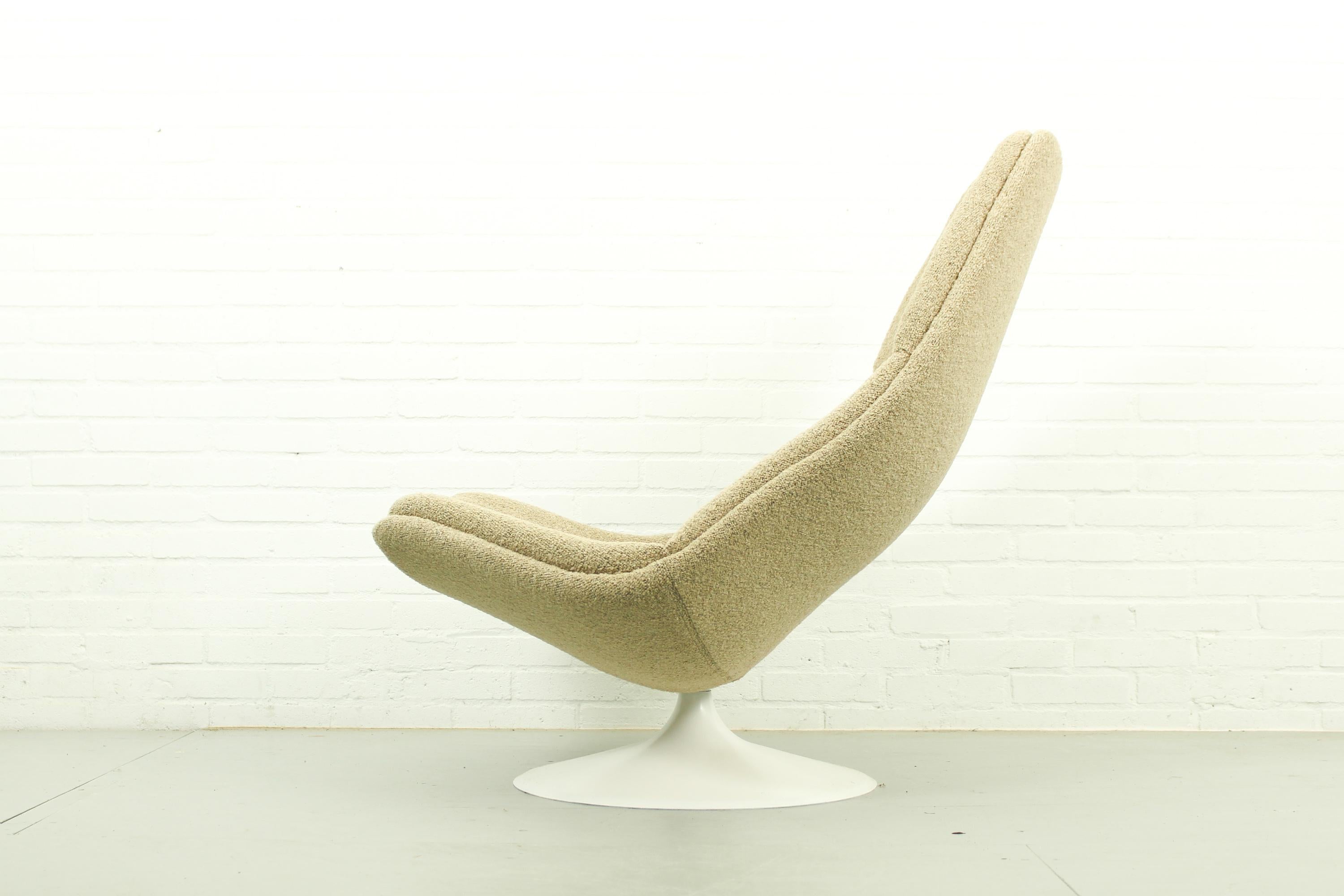 Artifort lounge chair, model f510. Designed by Geoffrey Harcourt in the 1960s. Reupholstered with lovely high quality beige boucle fabric. In excellent condition. Timeless design that will fit in every interior smoothly. 

Dimensions: 91cm h, 94cm