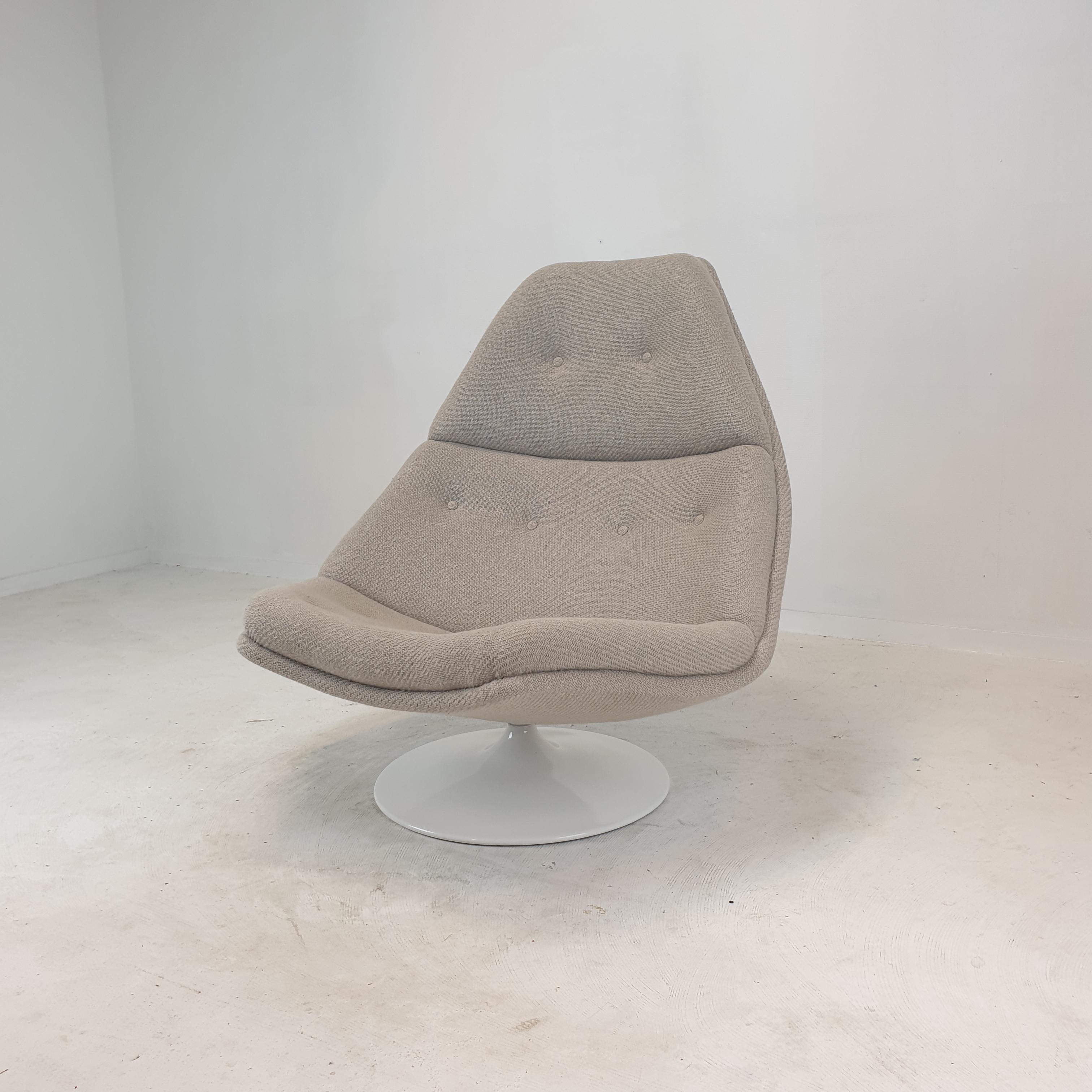 Very comfortable Artifort model F510 lounge chair. 
Designed by the famous English designer Geoffrey Harcourt in the 60's. 

The chair is just restored with new fabric and new foam.
It is reupholstered with a stunning coarse woven natural look