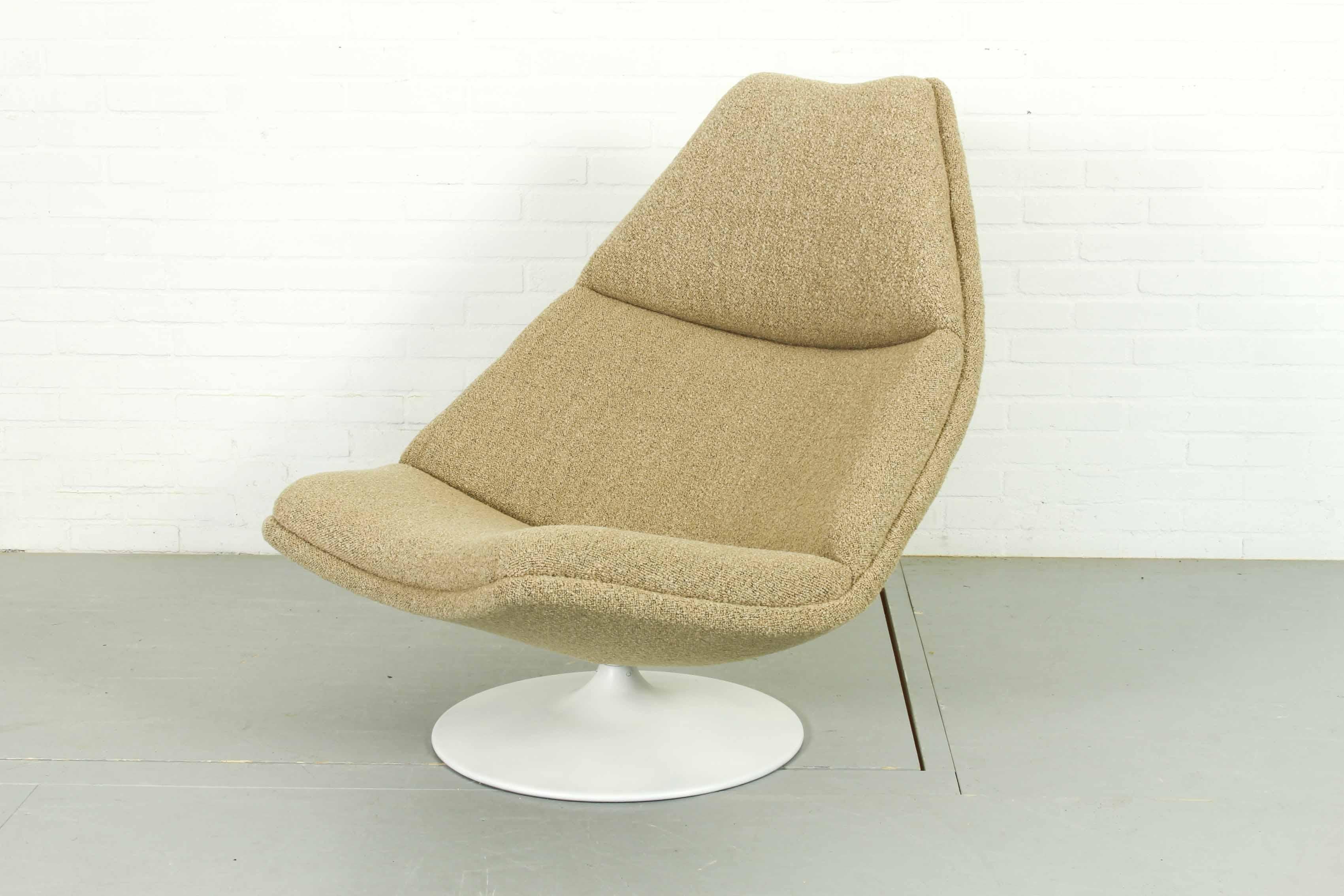 Artifort lounge chair, model f510. Designed by Geoffrey Harcourt in the 1960s. Reupholstered with lovely high quality beige boucle fabric. In excellent condition. Timeless design that will fit in every interior smoothly. 

Dimensions: 91cm H, 94cm